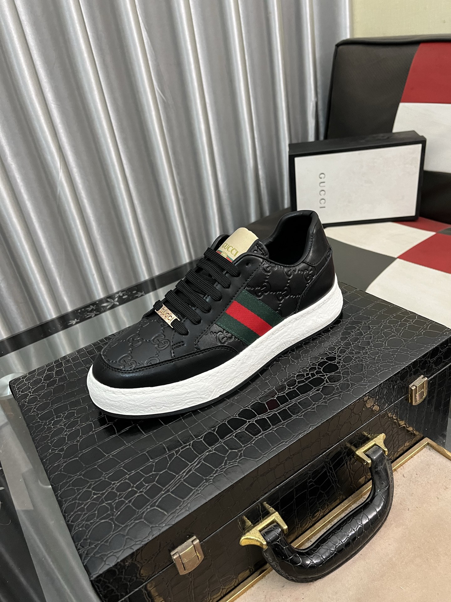 NO:275573,(GUCCI-Guqi) Luxury brand sports and casual shoes, imported original material, sheepskin inner high-end comfortable, original outsole light and wear-resistant!  Pure handmade, details determine quality!  38-442 colors available, gucci, sheepskin19860909（GUCCI-古奇）奢牌运动休闲鞋,进口原版材质,羊皮内里 高档舒适,原版大底轻盈耐磨！纯手工制作,细节决定品质！38-442色可选,,gucci,sheepskin,Men's shoes