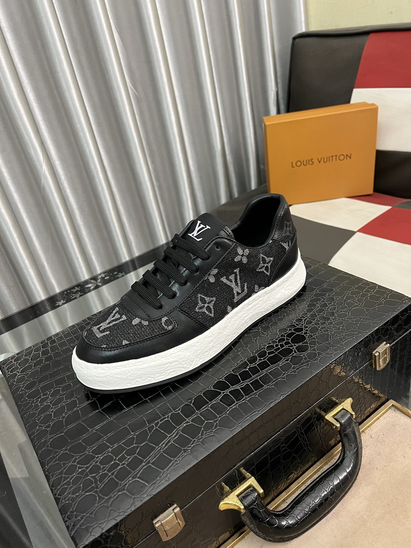 NO:275576,【LOUlS VUlTTON】 Louis Vuitton ~ Unique modern sports shoes. LV counter purchasing casual shoes for men. Men's 2025 counters are available simultaneously. Italian imported original brand selected top layer soft cowhide. Special material Sheepskin inner lining (refuse to remove and polish the feet) sole original factory special supply original sole, French lazy style design, foot cover, original quality, super comfortable original sole. Just like the real thing shooting is even more beautiful, louis vuitton, louis vuitton, sneakers, cowhide, sheepskin19860909【LOUlS VUlTTON】路易威登～独特现风运动鞋.LV专柜代购休闲鞋 男士2025专柜同步发售,意大利进口原版品牌精选头层柔软牛皮.特殊材质 羊皮内里（拒绝脱色磨脚）鞋底原厂特供原版底,.法国懒人风格设计 套脚 贴原单品质 超舒服原版底 .就好像实物拍摄实物更赞,,louis vuitton,louis vuitton,sneakers,cowhide,sheepskin,Men's shoes