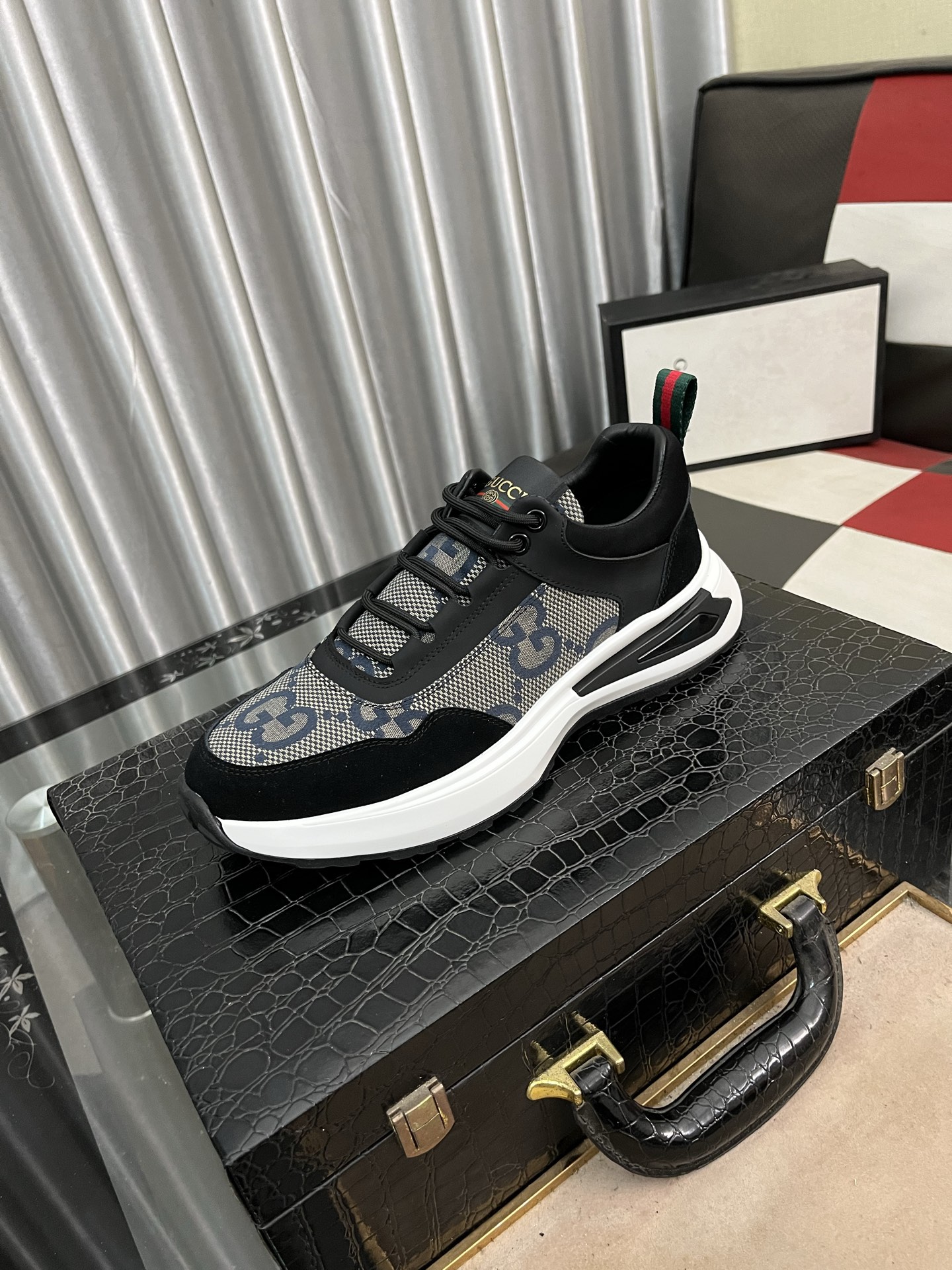 NO:275582,Guqi~unique modern style sneakers. Counter purchasing and leisure. Italian imported original leather, original sole is specially supplied with original sole, super cool. All style designs are designed with lace-up and walking. Original quality full leather, size 38-443 colors available, sneakers19860909古奇～独特现代风运动鞋.专柜代购休闲 意大利进口原版皮, 鞋底原厂特供原版底,超酷 系带走路都带风风格设计 原单品质全真皮制作,码数38-443色可选,,sneakers,Men's shoes