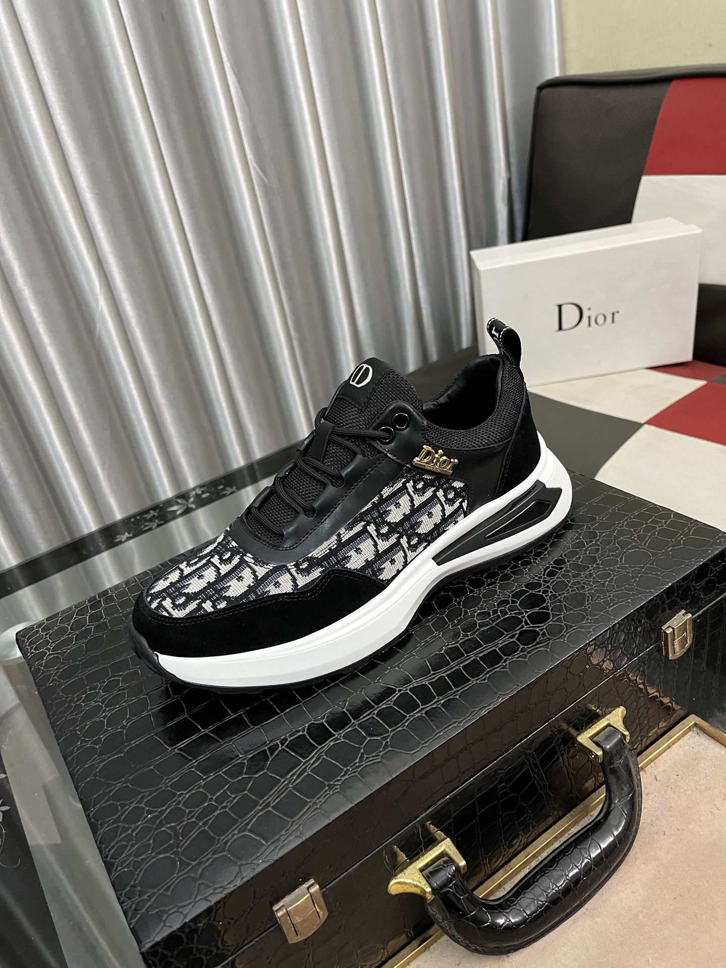 NO:275585,[Dior Dior] New casual shoes, must-have, fashionable shoes. The latest popular upper adopts imported cowhide   special printed fabric splicing design, sheepskin foot pads, comfortable rubber sole, light and comfortable on the feet [Rose] The real thing is better, worth owning, size 38-442 colors available, dior, dior, cowhide, sheepskin19860909【迪奥Dior】 新款休闲鞋,必爆款 ,采用潮流时尚鞋 最新爆款鞋面采用进口牛皮 专用印花面料拼接设计 ,羊皮垫脚,舒服橡胶大底 上脚轻巧舒适 [玫瑰] 实物更好看、值得拥有、码数38一442色可选,,dior,dior,cowhide,sheepskin,Men's shoes