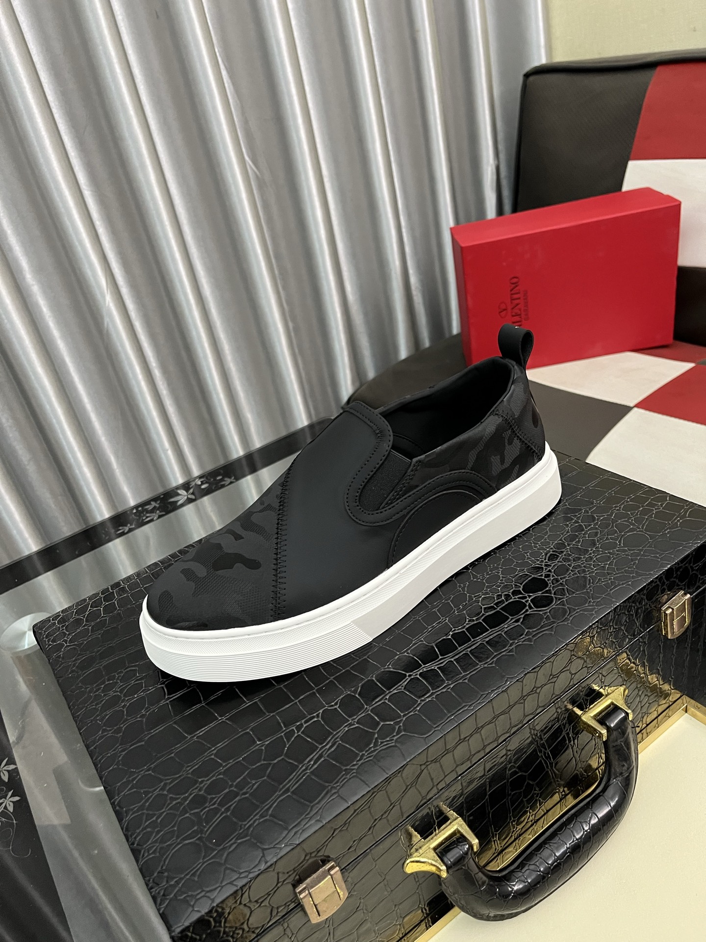 NO:275588,VALENTINO Valentino SS Spring and Summer New Product Hot Sneakers, the imported elastic cloth upper heel is exclusive to Warren's family. The overall appearance is very representative, the combination sole is really easy to wear and comfortable to wear~, classic, comfortable and versatile!  Size38-443 colors available, valentino, valentino, valentino, sneakers19860909VALENTINO 华伦天奴ss春夏新品爆款休闲运动鞋,进口弹力布鞋面后跟为华伦家专属铆钉状 整体非常具有代表性,组合大底 上脚真的超好穿又很舒服的～,经典舒适百搭！ Size38-443色可选,,valentino,valentino,sneakers,Men's shoes