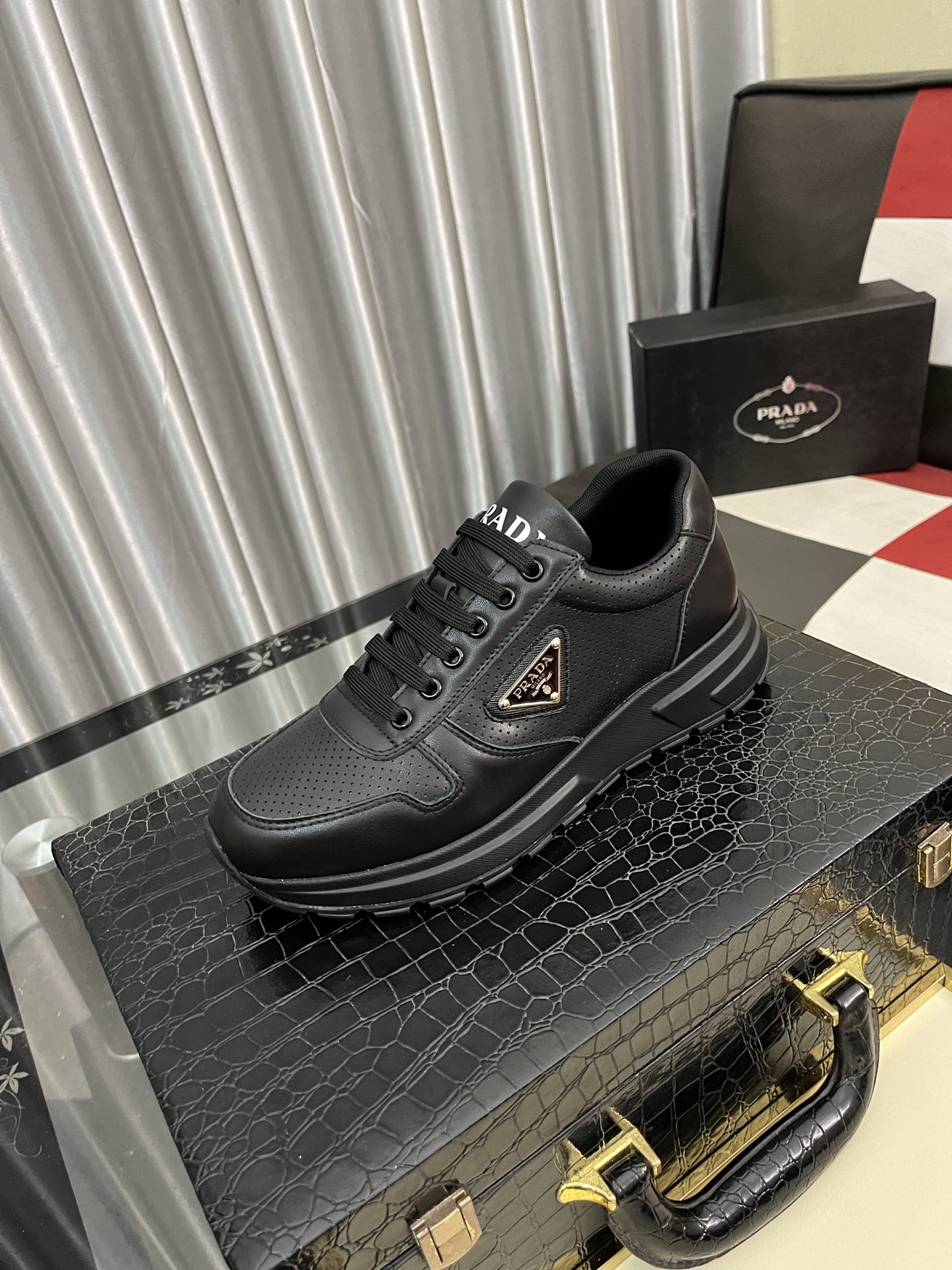 NO:275591,【PRADA】Prada - High-end quality Original single casual sneakers - Upper Napa calfskin, brand hollow mesh hot reflective process, shoe tongue injection molding brand logo - Inner water dyed cowhide - Outsole ultra-light TPU foaming·rubber; molded outsole - Ultra-high quality control·fine workmanship highlighted (high-end·noble·grade) -Size 38-443 colors available,,prada,prada,sneakers,cowhide19860909【PRADA】普拉达 -高端品质 原单休闲运动鞋 -鞋面纳帕小牛皮、品牌镂空网布热切反光工艺、鞋舌注塑品牌logo -内里水染牛皮 -大底超轻TPU发泡·橡胶；成型大底 -超高品控·做工精细凸显(高端·贵气·档次) -Size 38-443色可选,,prada,prada,sneakers,cowhide,Men's shoes