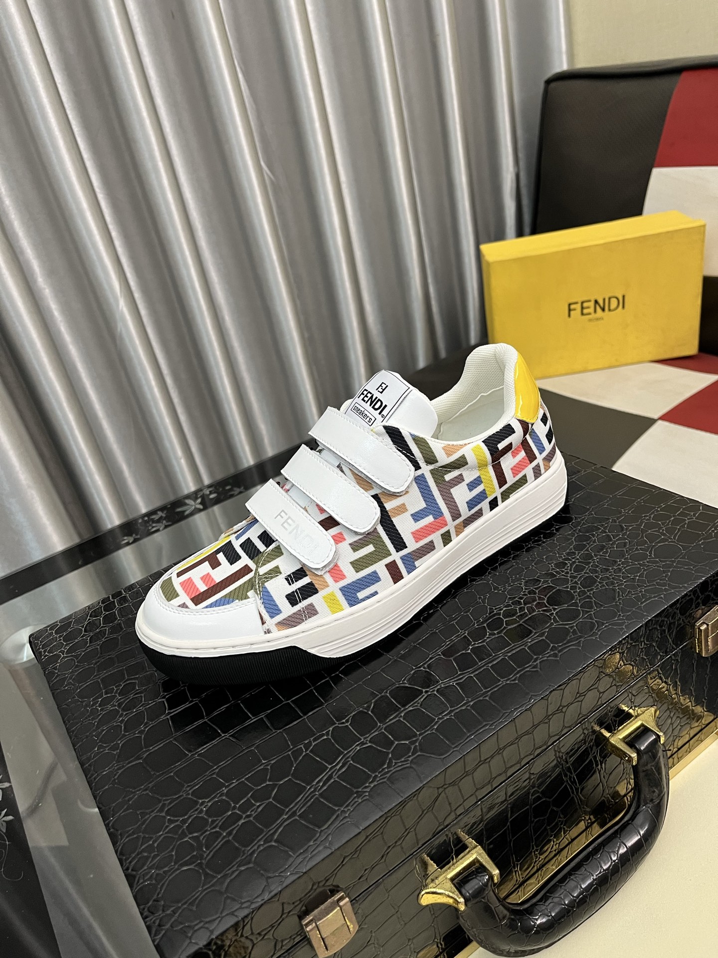 NO:275597,【Fendi】Fendi latest casual shoes for men!  The counter will be launched simultaneously!  The original version is replicated one to one. The inner lining uses top-level sheepskin, and the original original factory special rubber bottom. It leads to a new fashion concept. The color is available for 38-442, fendi, fendi, sheepskin19860909【Fendi】芬迪 男士最新款休闲鞋！专柜同步上市！原版一比一复刻.内里采用头层顶级羊皮,原版原厂特供橡胶大底.引领时尚新概念.配码38-442色可选,,fendi,fendi,sheepskin,Men's shoes