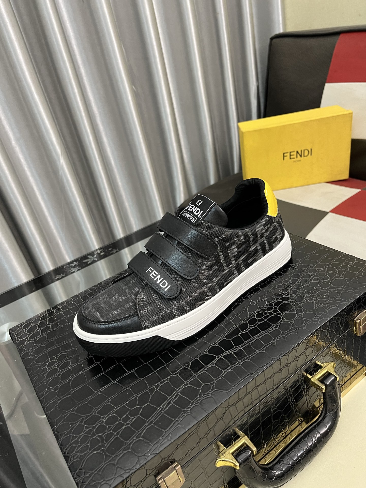 NO:275574,【Fendi】Fendi latest casual shoes for men!  The counter will be launched simultaneously!  The original version is replicated one to one. The inner lining uses top-level sheepskin, and the original original factory special rubber bottom. It leads to a new fashion concept. The color is available for 38-442, fendi, fendi, sheepskin19860909【Fendi】芬迪 男士最新款休闲鞋！专柜同步上市！原版一比一复刻.内里采用头层顶级羊皮,原版原厂特供橡胶大底.引领时尚新概念.配码38-442色可选,,fendi,fendi,sheepskin,Men's shoes
