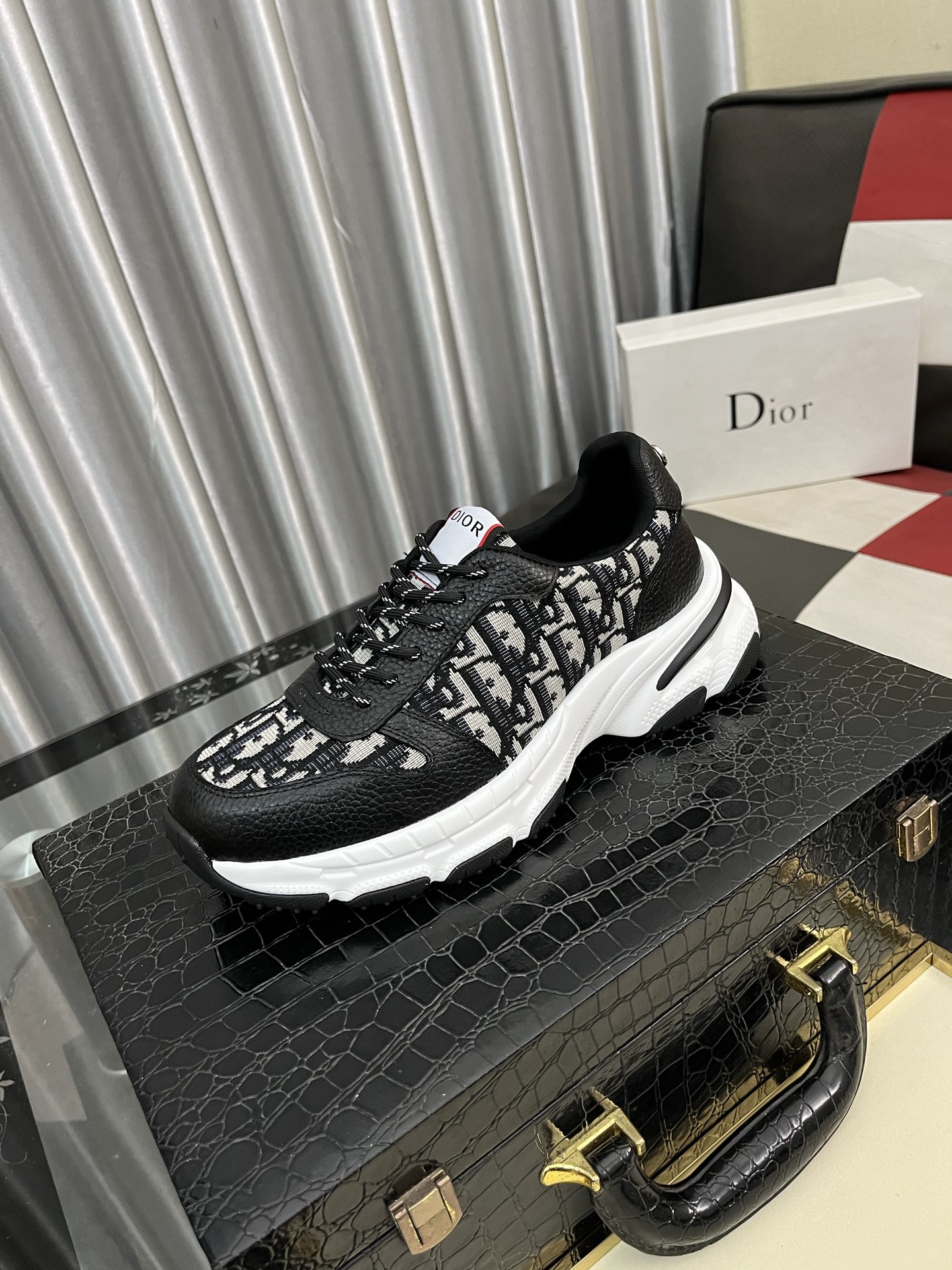 NO:275915,Dior original single quality. ~ Unique modern style sneakers. A must-have for casual shoes for men. Italian imported original brand, imported original leather, Yangli (refuse to remove and polish the feet) sole factory special original sole, French lazy style design, foot fitting on the original single quality, super comfortable original sole. Just like the real thing is more beautiful, 38-443 colors available, dior, sneakers19860909迪奥 原单品质.～ 独特现代风运动鞋.休闲鞋潮男必备款 意大利进口原版品牌,进口原版皮,羊里（拒绝脱色磨脚）鞋底原厂特供原版底,法国懒人风格设计 贴脚 在贴原单品质 超舒服原版底 .就好像实物拍摄实物更赞 ,码数38-443色可选,,dior,sneakers,Men's shoes