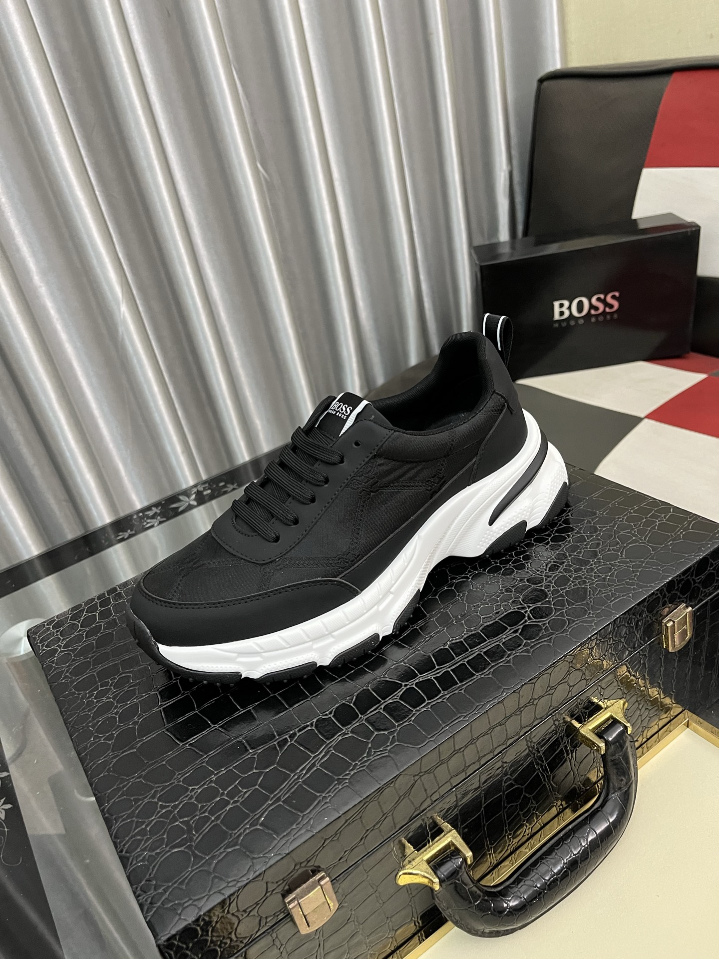 NO:275917,【BOOS】The original single-quality upper of men's casual shoes is imported calfskin, which is super breathable and comfortable, fine workmanship, high-end and atmospheric. It has a fashionable and classic shape. It has a foam transparent and wear-resistant sole, which is comfortable to wear, and deserves to have it. The number of sizes 38-443 colors available, cowhide19860909【BOOS】男鞋休闲鞋原单品质鞋面采用进口小牛皮,超透气舒适内里做工精细,高端大气.有时尚典范造型.发泡透明耐磨大底,穿着舒适,值得拥有.码数38–443色可选,,cowhide,Men's shoes