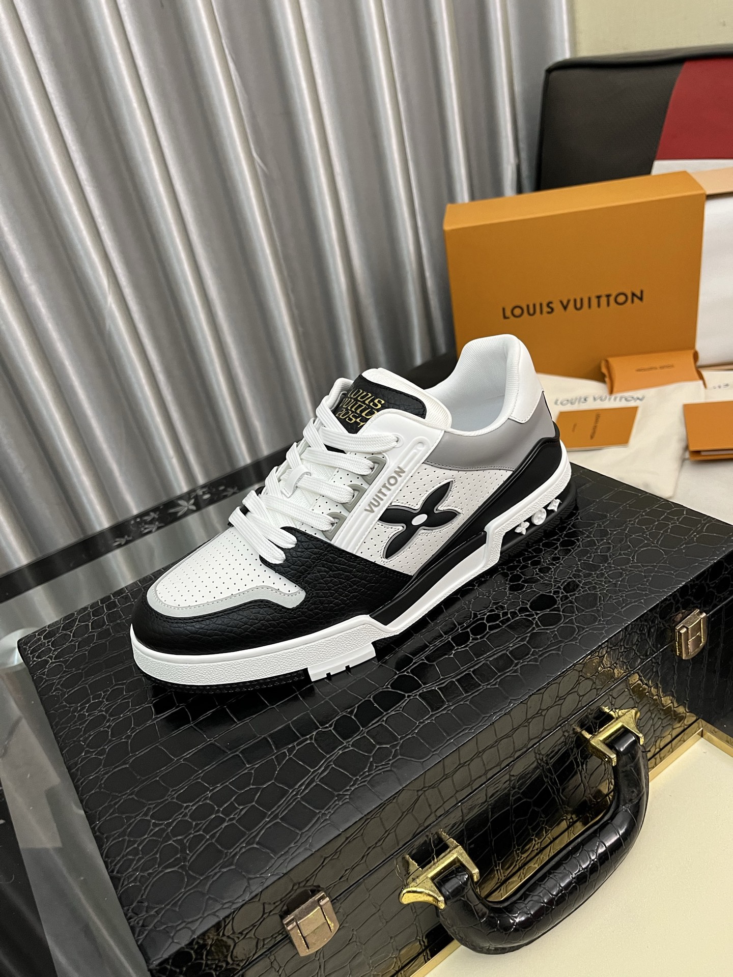 NO:275919,Top version [LOUIS VUITTON) counter series (original list) new LV Louis Vuitton - Top version LV classic high-top trendy shoes!  Use imported original calfskin original inner lining. Original wear-resistant, lightweight and high-end TPU bottom!  High-quality quality!  38-445 colors available, louis vuitton, louis vuitton, louis vuitton, louis vuitton, cowhide19860909顶级版本【LOUIS VUITTON）专柜系列（原单）新款LV路易威登 ——顶级版本 LV经典高帮潮鞋！选用进口原版小牛皮 原版内里.原版耐磨轻便高端TPU大底！高品质精品！码数38-445色可选,,louis vuitton,louis vuitton,louis vuitton,cowhide,Men's shoes