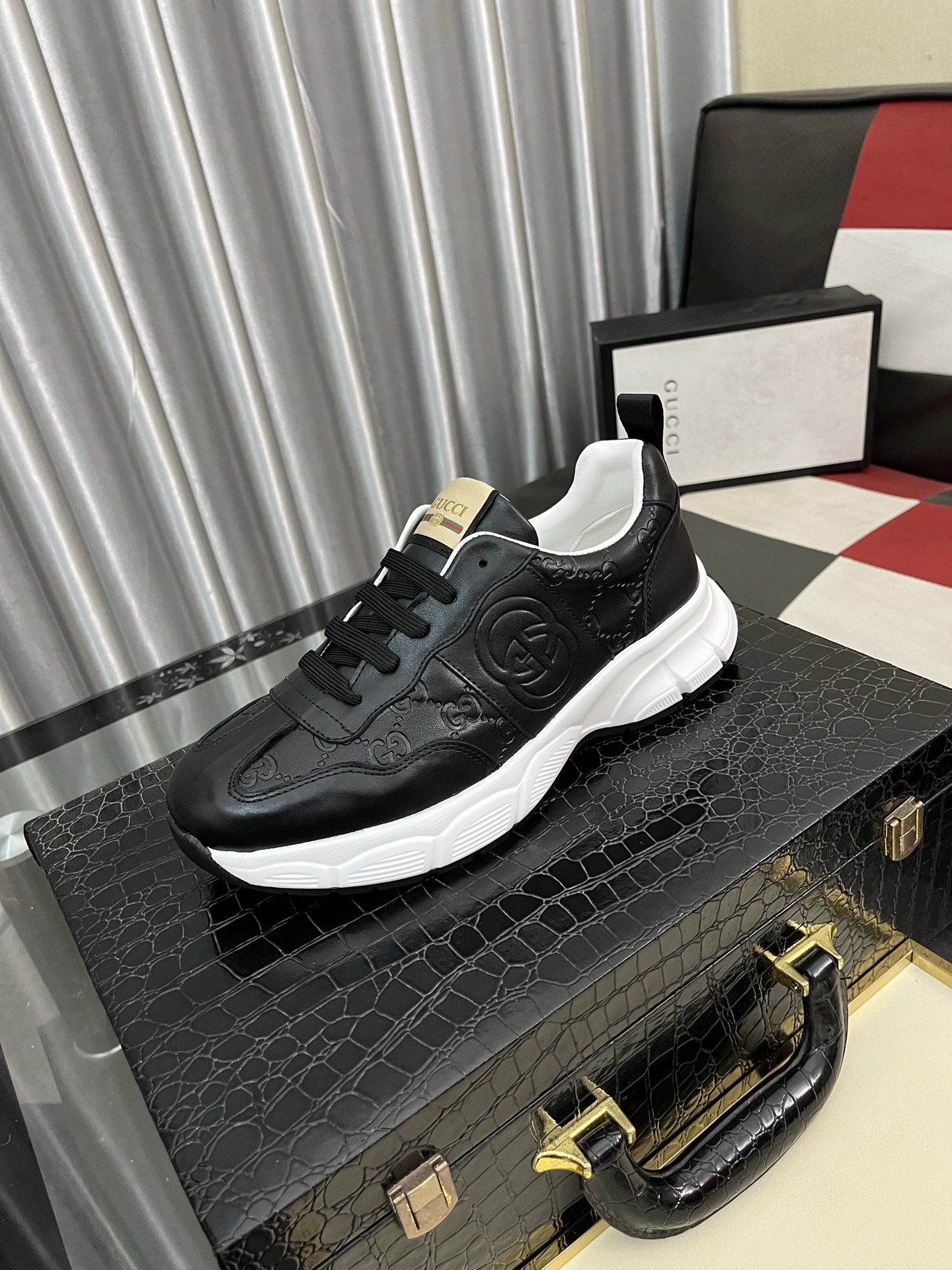 NO:275921,Guqi~unique modern style sneakers. Counter purchasing and leisure. Italian imported original leather, original soles are specially supplied with original soles, super cool. All lace-up and walking style design. Original single quality full leather, super comfortable and wear-resistant original soles. Just like the real thing is more beautiful. Number of 38-442 colors are available, sneakers19860909古奇～独特现代风运动鞋.专柜代购休闲 意大利进口原版皮, 鞋底原厂特供原版底,超酷 系带走路都带风风格设计 原单品质全真皮制作,超舒服耐磨原版底 .就好像实物拍摄实物更赞 码数38-442色可选,,sneakers,Men's shoes