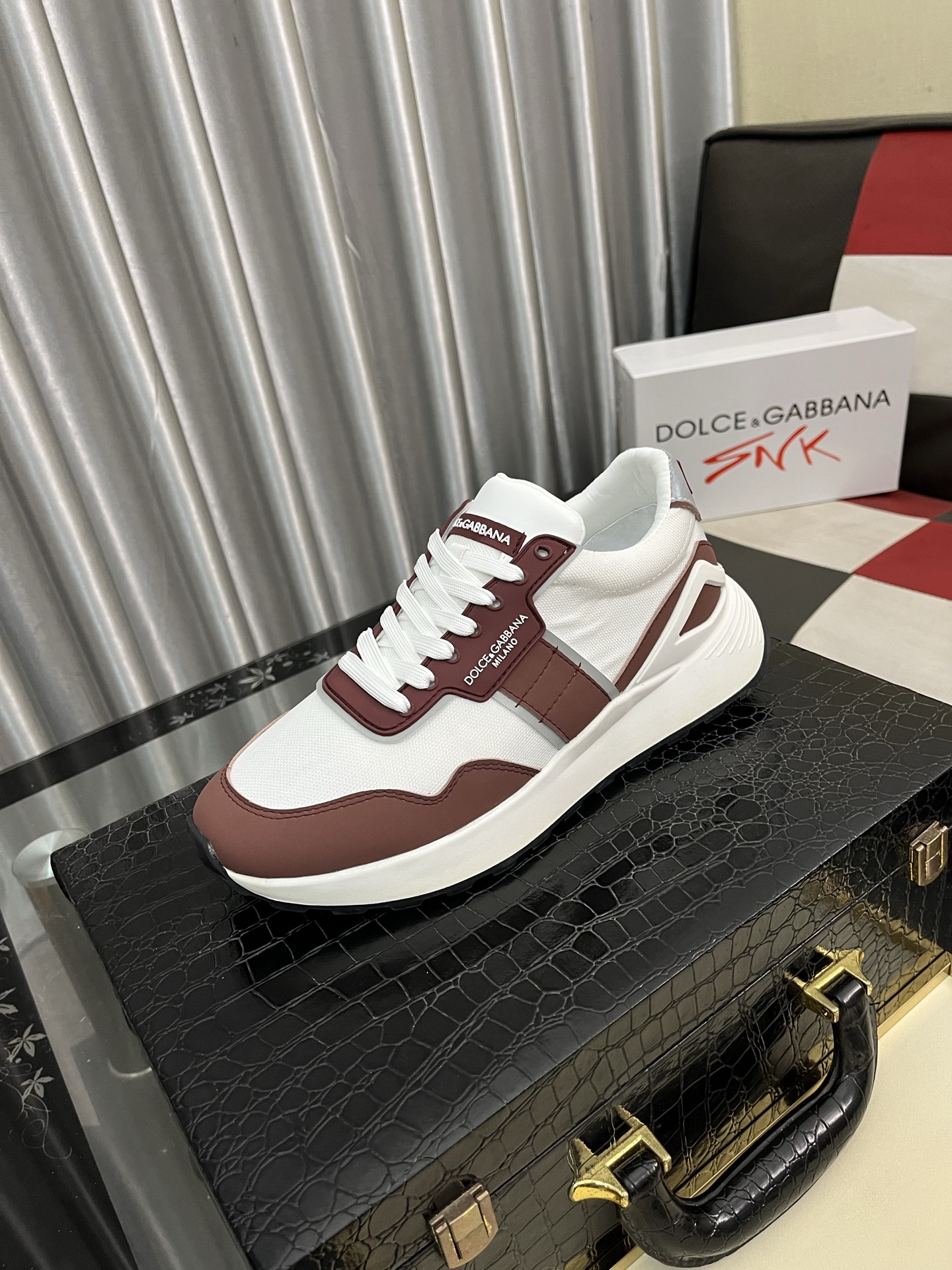 NO:275991,Dolce & GabbanaDG high-end men's sports and casual shoes. Top counter original single goods. Original imported cowhide, various materials splicing design imported cowhide inner cowhide foot pads original TPR elastic sole. Size38-46,,Dolce & Gabbana,Dolce & Gabbana,cowhide19860909Dolce&GabbanaDG高端男士运动休闲鞋.顶级专柜原单货. 原版进口牛皮 多种材质拼接设计进口牛皮内里 牛皮垫脚原版TPR弹力大底. Size38-46,,Dolce&Gabbana,Dolce&Gabbana,cowhide,Men's shoes