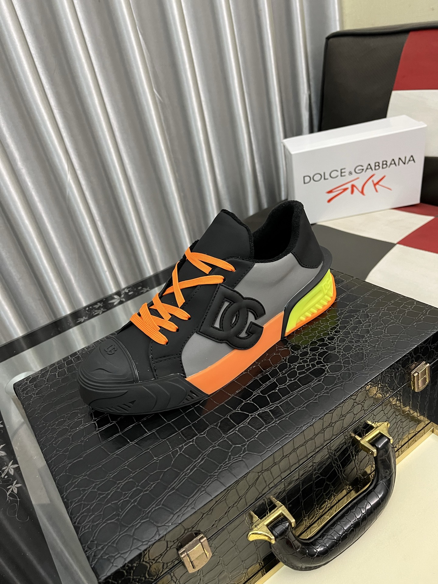 NO:275995,Dolce & GabbanaDG high-end men's sports and casual shoes. Top counter original singles. Original imported cowhide, various materials splicing design imported cowhide inner cowhide foot pads original TPR elastic sole. Size35-46,,Dolce & Gabbana,Dolce & Gabbana,cowhide19860909Dolce&GabbanaDG高端男士运动休闲鞋.顶级专柜原单货. 原版进口牛皮 多种材质拼接设计进口牛皮内里 牛皮垫脚原版TPR弹力大底. Size35-46,,Dolce&Gabbana,Dolce&Gabbana,cowhide,Men's shoes