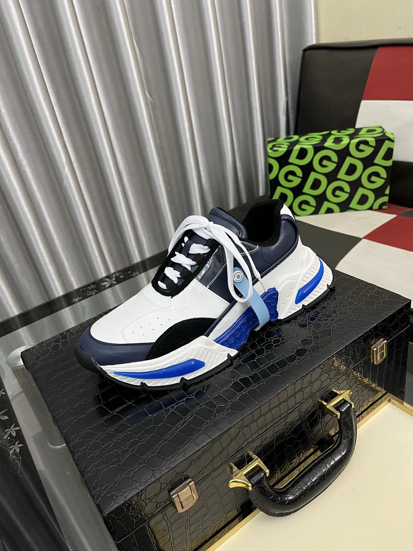 NO:276655,【DG】The latest official website casual and men's shoes are imported cowhide and sheep [Deyi] On the material workmanship is better than the highest quality shipment of all versions in the market. The real shot is, the imported fabric highlights the unique charm of the brand's shoelaces are also original customized classic lace shoes. It is very comfortable to wear, size 36-46, Dolce & Gabbana, cowhide19860909【DG】最新官网休闲、男鞋原单品质进口牛皮羊里[得意]论材料做工完胜市场所有版本最高品质出货 实物拍摄,面料进口凸显品牌独特魅力鞋带也是原版定制经典系带款鞋 上脚十分舒适 、码数36-46,,Dolce&Gabbana,cowhide,Men's shoes