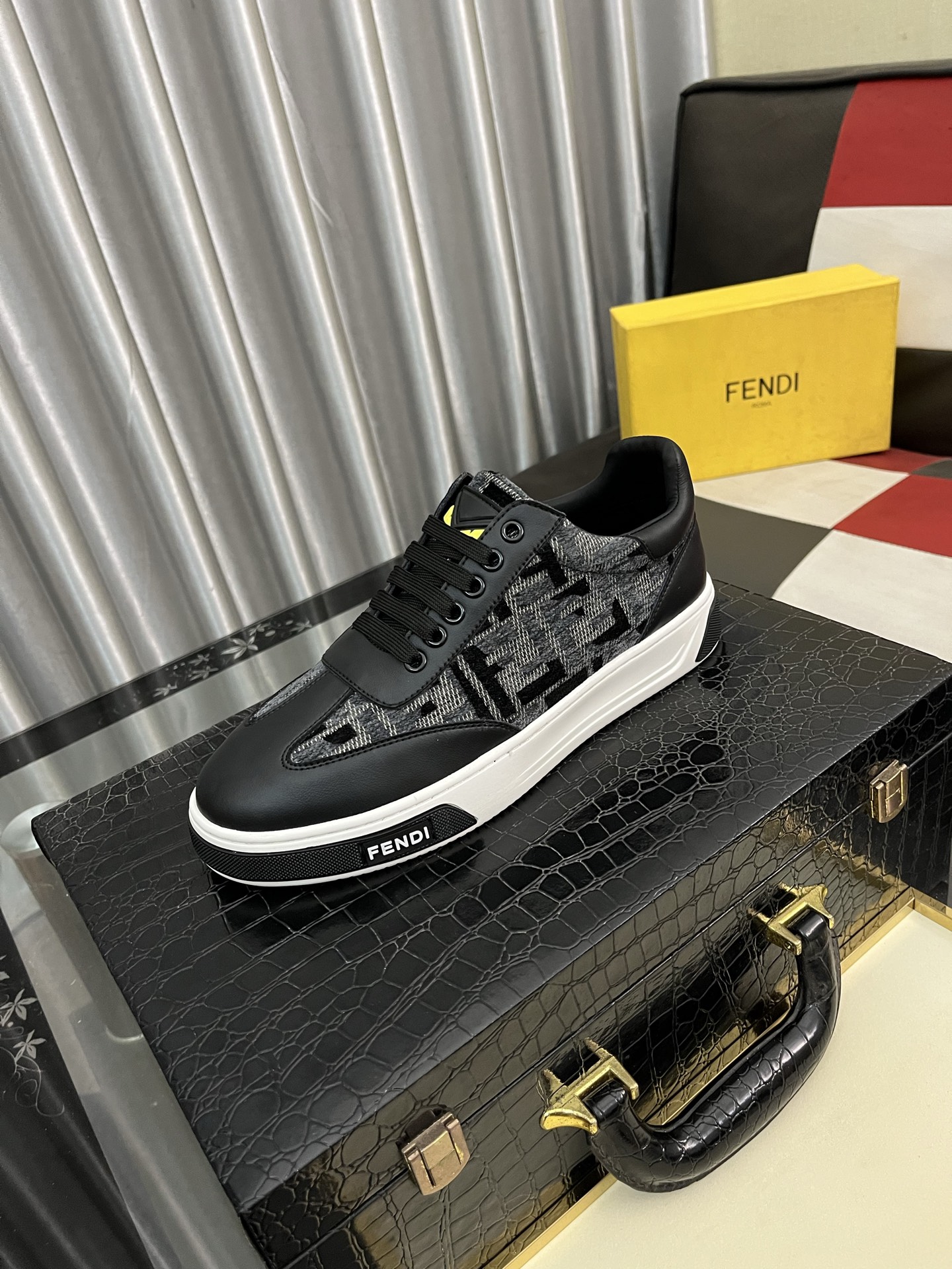 NO:276673,Fendi unique modern style sneakers. Casual Love original leather Sheepli (refuse to remove and polish the feet) soles are originally available in original soles, super cool, style design with style when walking, super comfortable and wear-resistant original soles. 38-443 colors available, fendi, loafers, sneakers19860909芬迪 独特现代风运动鞋.休闲乐福原版皮 羊里（拒绝脱色磨脚）鞋底原厂特供原版底,超酷 带走路都带风风格设计 超舒服耐磨原版底 .码数38-443色可选,,fendi,loafers,sneakers,Men's shoes