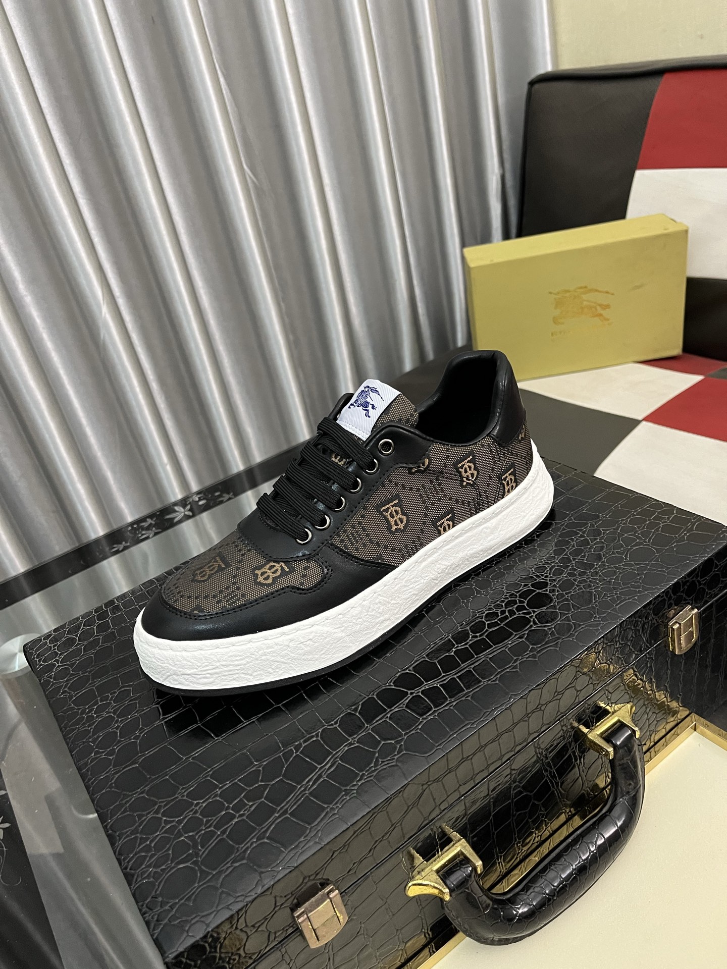 NO:276634,Burberry---Size38-44 Burberry men's classic casual shoes!  Imported silk cowhide with classic plaid fabric, fashionable British style, imported calf leather inner lining, super soft and glutinous, and the feet feel very comfortable!  2 colors available, burberry, burberry, cowhide19860909Burberry---Size38-44 巴宝莉男士经典休闲鞋！进口丝绸牛皮拼经典格纹布料,时尚英伦范儿,进口小牛皮内里,超级软糯,脚感非常舒适！2色可选,,burberry,burberry,cowhide,Men's shoes