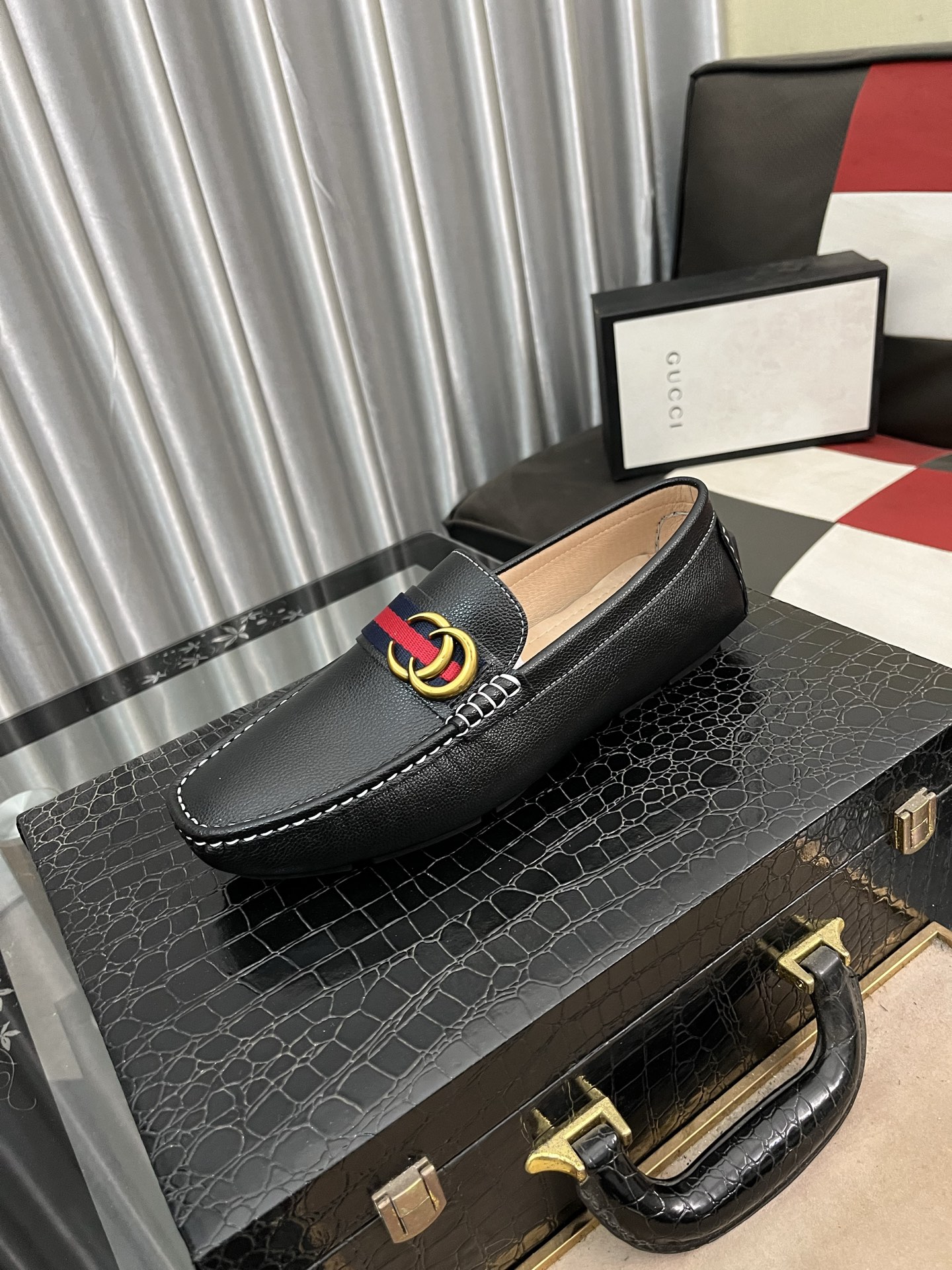 NO:276640,[GUCCI Guqi] Original men's casual bean shoes original Italian imported special material cowhide embossed real-head layer sheepskin inner lining; equipped with precision thread, showing low-key luxury. The comfortable sole design maximizes the comfort and anti-slip of wearing. The shoe shape is dignified and the low-key charm is uncovered!  Natural and free new urbanism, 38-442 colors available, gucci, cowhide, sheepskin19860909【GUCCI古奇】原版男士休闲豆豆鞋原版意大利进口特殊材料牛皮压纹真头层羊皮内里；配有精密逢线 彰显低调奢华 舒适的鞋底设计最大限度保证了穿着的舒适及防滑性,鞋型端庄 低调魅力无所掩盖！自然洒脱的新都市主义,码数38-442色可选,,gucci,cowhide,sheepskin,Men's shoes