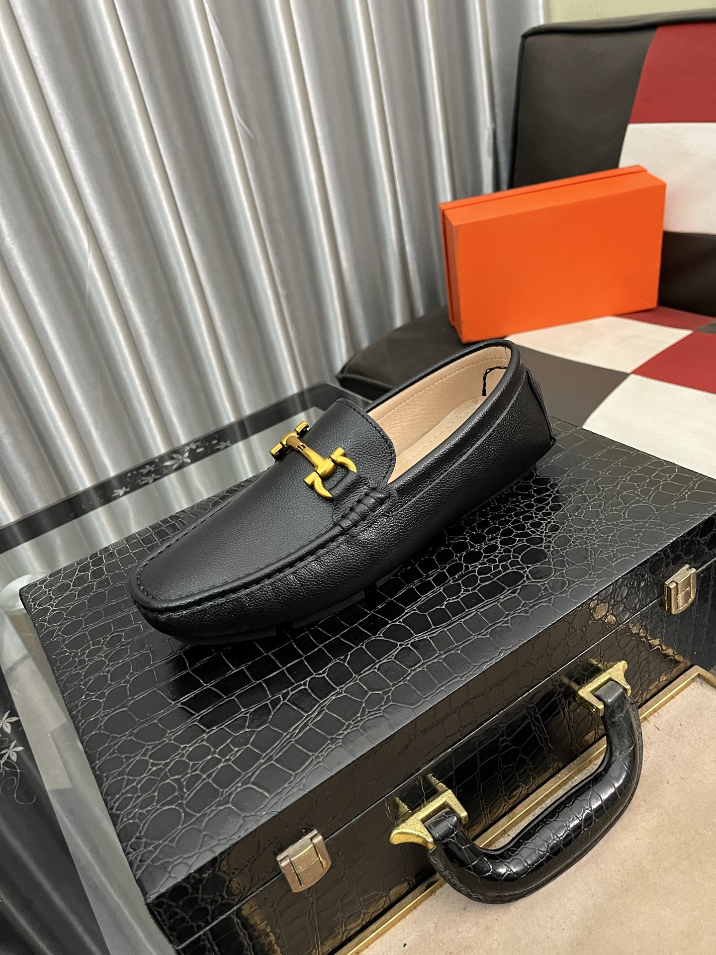 NO:276646,【HERMES】HERMES classic and fashionable casual bean shoes, finely made of imported Italian cowhide, luxurious pig and sheep inner cowhide footbed, rubber wear-resistant sole solid and steady, exquisite and delicate and very special, versatile style, worthy of 38-44,, hermes, hermes, cowhide19860909【HERMES】爱马仕 经典时尚休闲豆豆鞋,做工精细采用进口意大利牛皮,奢华猪羊内里牛皮垫脚,橡胶耐磨大底沉实稳重,精致细腻非常特别,百搭款式,值得拥有码数38-44,,hermes,hermes,cowhide,Men's shoes