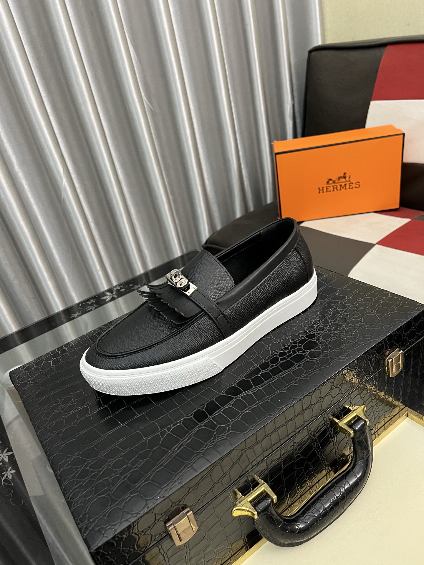 NO:276669,Hermes classic men's one-foot pedal shoes. This loafer is carefully crafted from top layer cowhide, with the front decoration of the brand's hardware logo details. It is soft and comfortable, paired with rubber soles, more durable, and easily creates a fashionable and casual look. The 38-443 colors are available for use, hermes, loafers, cowhide19860909爱马仕经典男士一脚蹬乐鞋,这款乐福鞋采用头层牛皮精心制作,正面饰品牌五金logo细节.柔软舒适,搭配橡胶鞋底,更加耐穿,轻松打造时髦休闲的造型.上脚洋气38-443色可选,,hermes,loafers,cowhide,Men's shoes