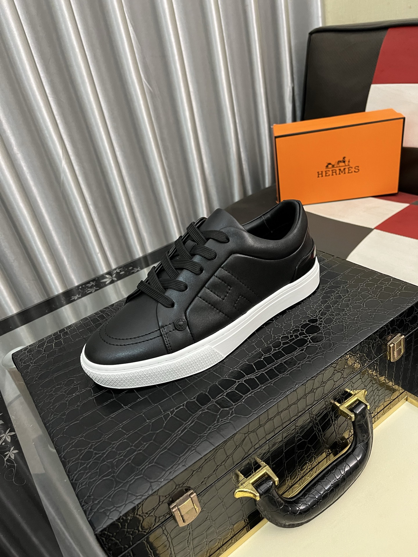 NO:276674,Hermes classic men's one-foot pedal shoes, this loafer is carefully crafted from top layer cowhide, with the front decoration of the brand's hardware logo details. It is soft and comfortable, paired with rubber soles, more durable, and easily creates a fashionable and casual look. The 38-442 colors are available for use, hermes, loafers, cowhide19860909爱马仕经典男士一脚蹬乐鞋,这款乐福鞋采用头层牛皮精心制作,正面饰品牌五金logo细节.柔软舒适,搭配橡胶鞋底,更加耐穿,轻松打造时髦休闲的造型.上脚洋气38-442色可选,,hermes,loafers,cowhide,Men's shoes