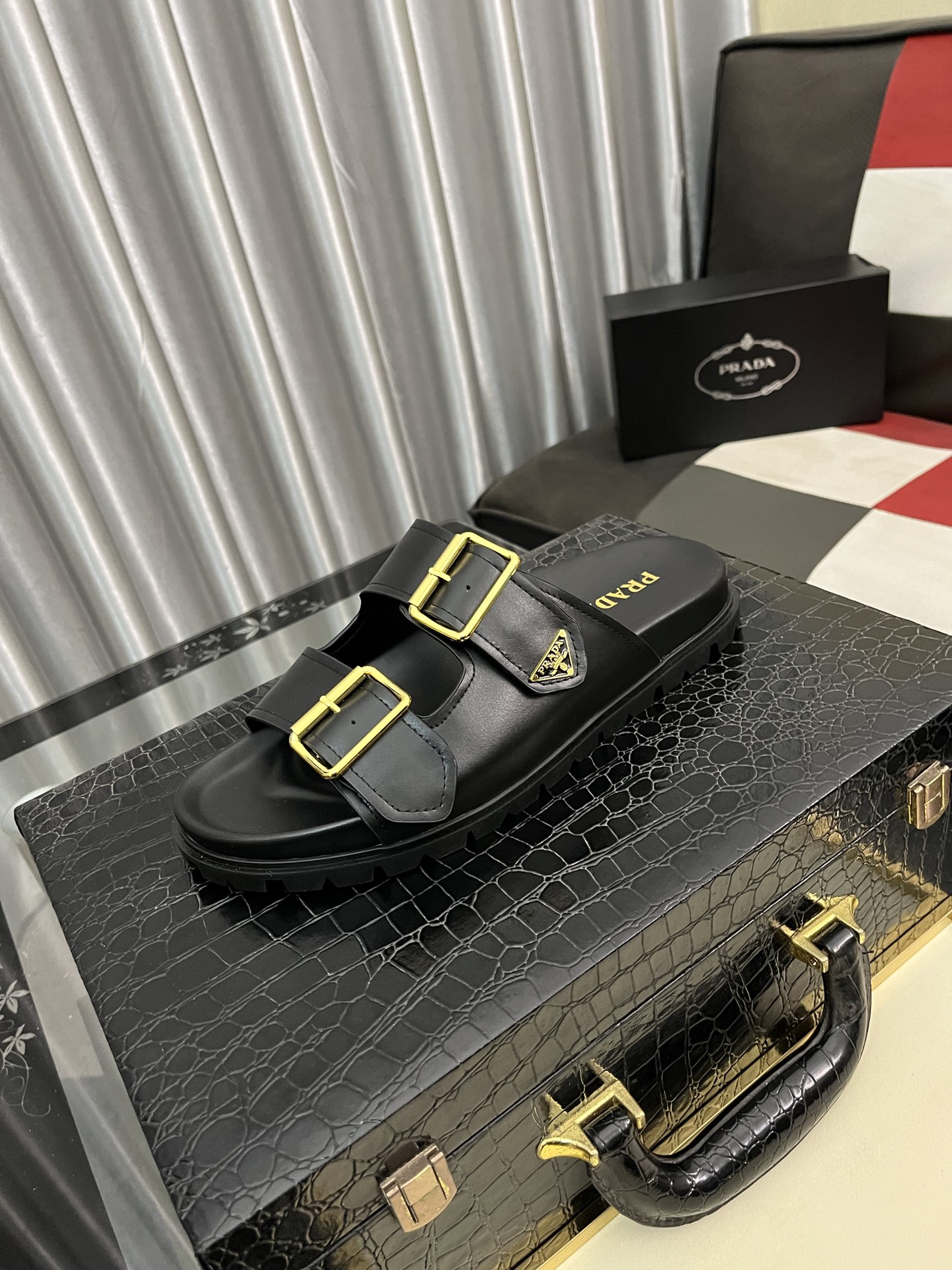 NO:277028,(PRADR-Prada) Luxury brand casual slippers, imported original sheepskin, sheep pattern inner high-end comfortable, original outsole light and wear-resistant!  Pure handmade, details determine quality!  38-443 models available, prada, prada, slippers, sheepskin19860909（PRADR-普拉达）奢牌休闲拖鞋,进口原版羊皮,羊纹内里 高档舒适,原版大底轻盈耐磨！纯手工制作,细节决定品质！38-443款可选,,prada,prada,slippers,sheepskin,Men's shoes