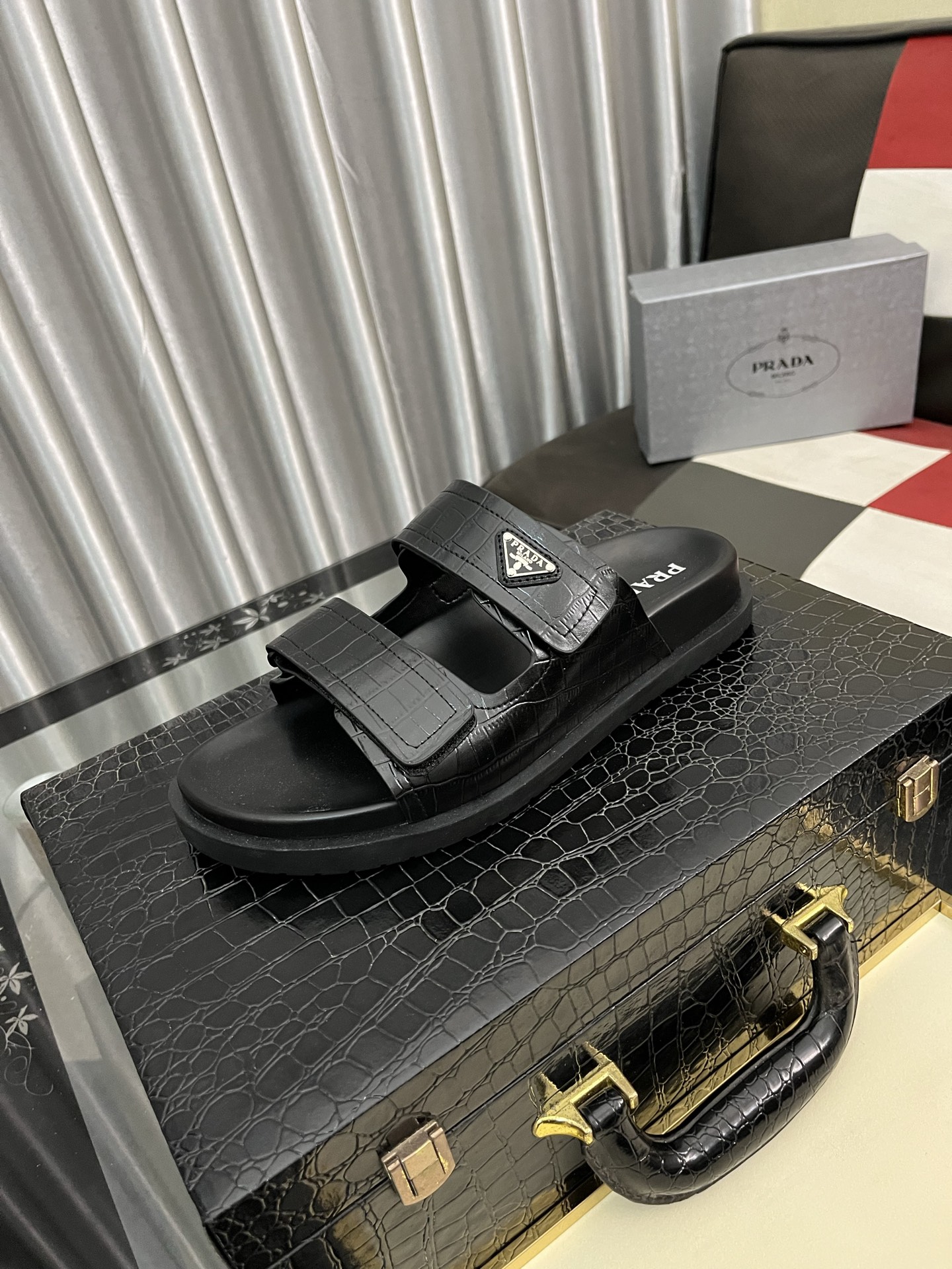 NO:277032,(PRADR-Prada) Luxury brand casual slippers, imported original sheepskin, sheep pattern inner high-end comfortable, original outsole light and wear-resistant!  Pure handmade, details determine quality!  38-444 colors available, prada, prada, slippers, sheepskin19860909（PRADR-普拉达）奢牌休闲拖鞋,进口原版羊皮,羊纹内里 高档舒适,原版大底轻盈耐磨！纯手工制作,细节决定品质！38-444色可选,,prada,prada,slippers,sheepskin,Men's shoes