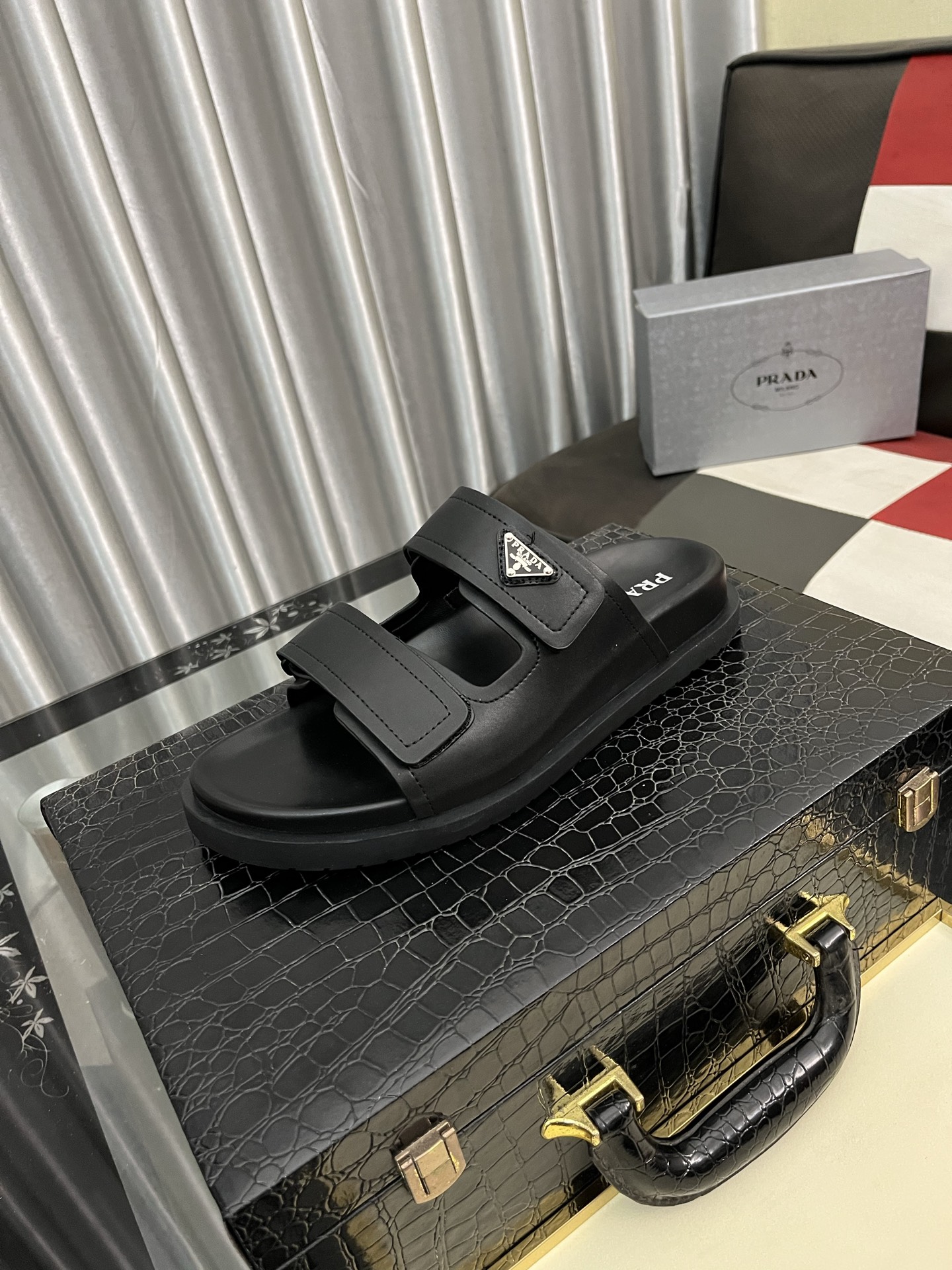 NO:277036,(PRADR-Prada) Luxury brand casual slippers, imported original sheepskin, sheep pattern inner high-end comfortable, original outsole light and wear-resistant!  Pure handmade, details determine quality!  38-442 colors available, prada, prada, slippers, sheepskin19860909（PRADR-普拉达）奢牌休闲拖鞋,进口原版羊皮,羊纹内里 高档舒适,原版大底轻盈耐磨！纯手工制作,细节决定品质！38-442色可选,,prada,prada,slippers,sheepskin,Men's shoes