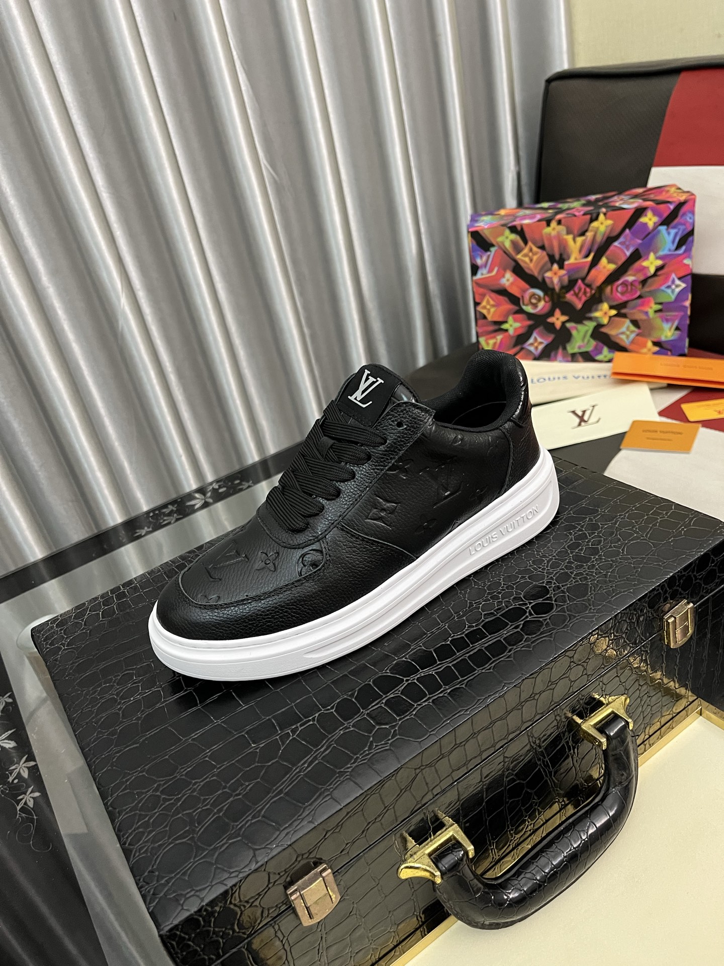 NO:277040,【LOUlS VUlTTON】 Louis Vuitton ~ Unique casual style. LV counter purchasing casual shoes for men's counters are available simultaneously, Italian imported brands select top layer Italian cowhide. Sheepskin inner lining (refuse to remove and grind feet) soles are original and specially supplied with original soles. The size number is 38-443 available, louis vuitton, louis vuitton, cowhide, sheepskin19860909【LOUlS VUlTTON】路易威登～独特现休闲风.LV专柜代购休闲鞋 男士专柜同步发售,意大利进口品牌精选头层意大利牛皮.羊皮内里（拒绝脱色磨脚）鞋底原厂特供原版底实物更赞 码数38-443色可选,,louis vuitton,louis vuitton,cowhide,sheepskin,Men's shoes