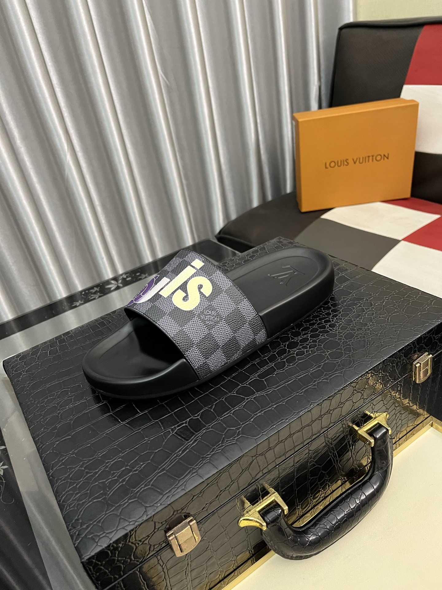 NO:277279,(lv-Louis Vuitton) New men's sandals, high-end boutique, exquisite embossed upper logo decoration, fine workmanship, super soft sole, casual, loose and comfortable, must-go in summer!  nsize38-443 colors available, louis vuitton, louis vuitton, slippers19860909（lv-路易威登）新品男士凉拖鞋,高端精品,鞋面精致压花logo装饰,精细做工,鞋底超软,休闲宽松舒适型,夏季必入哦！nsize38-443色可选,,louis vuitton,louis vuitton,slippers,Men's shoes