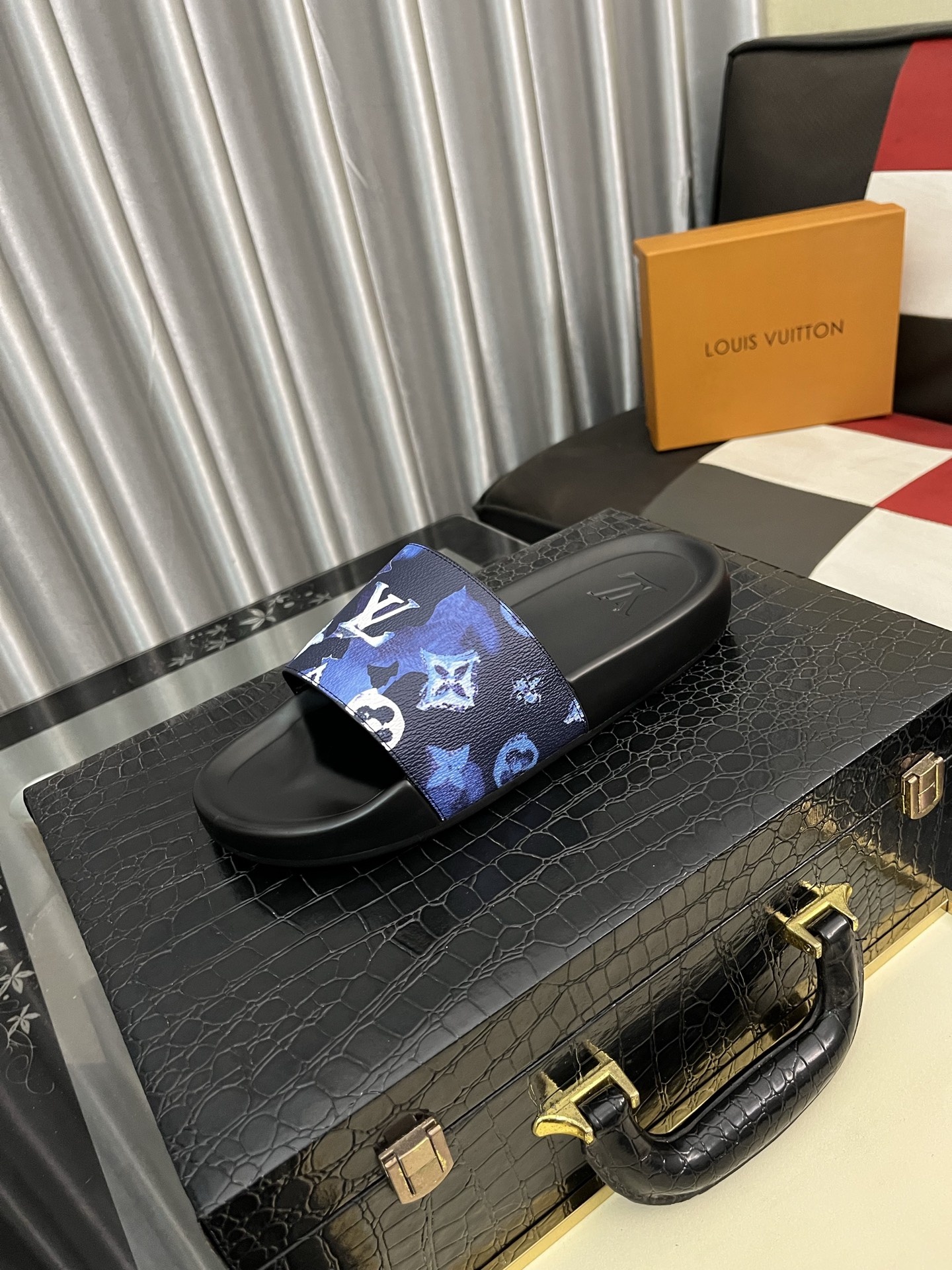 NO:277284,(lv-Louis Vuitton) New men's sandals, high-end boutique, exquisite embossed upper logo decoration, fine workmanship, super soft sole, casual, loose and comfortable, must-go in summer!  nsize38-444 color optional, louis vuitton, louis vuitton, slippers19860909（lv-路易威登）新品男士凉拖鞋,高端精品,鞋面精致压花logo装饰,精细做工,鞋底超软,休闲宽松舒适型,夏季必入哦！nsize38-444色可选,,louis vuitton,louis vuitton,slippers,Men's shoes