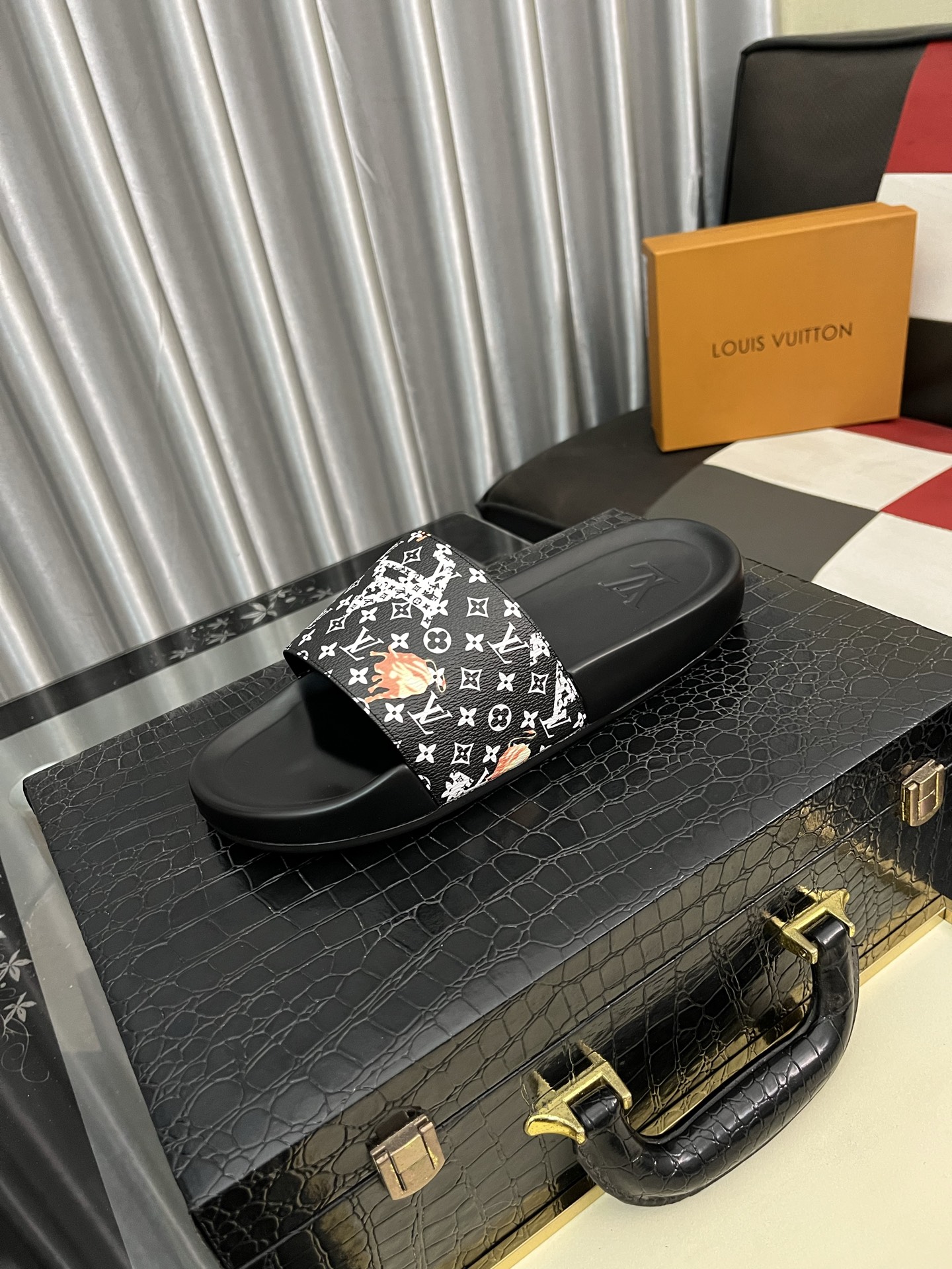 NO:277288,(lv-Louis Vuitton) New men's sandals, high-end boutique, exquisite embossed upper logo decoration, fine workmanship, super soft sole, casual, loose and comfortable, must-go in summer!  nsize38-442 colors available, louis vuitton, louis vuitton, slippers19860909（lv-路易威登）新品男士凉拖鞋,高端精品,鞋面精致压花logo装饰,精细做工,鞋底超软,休闲宽松舒适型,夏季必入哦！nsize38-442色可选,,louis vuitton,louis vuitton,slippers,Men's shoes