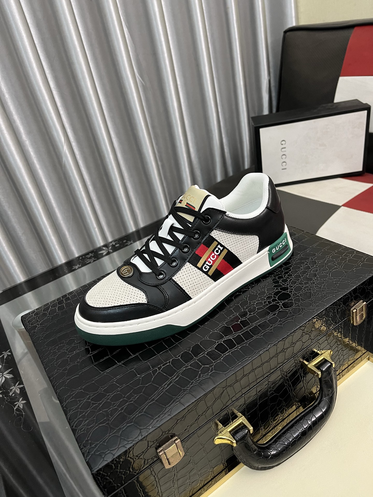 NO:277247,Guqi~Unique modern style sneakers. Casual Love original leather Zhuli (refuse to remove color and polish the feet) soles are originally specially supplied with original soles, super cool, lace-up and walking style design, super comfortable and wear-resistant original soles. Just like the real thing is more beautiful, 38-443 colors available, loafers, sneakers19860909古奇～独特现代风运动鞋.休闲乐福原版皮 猪里（拒绝脱色磨脚）鞋底原厂特供原版底,超酷 系带走路都带风风格设计 超舒服耐磨原版底 .就好像实物拍摄实物更赞 码数38-443色可选,,loafers,sneakers,Men's shoes