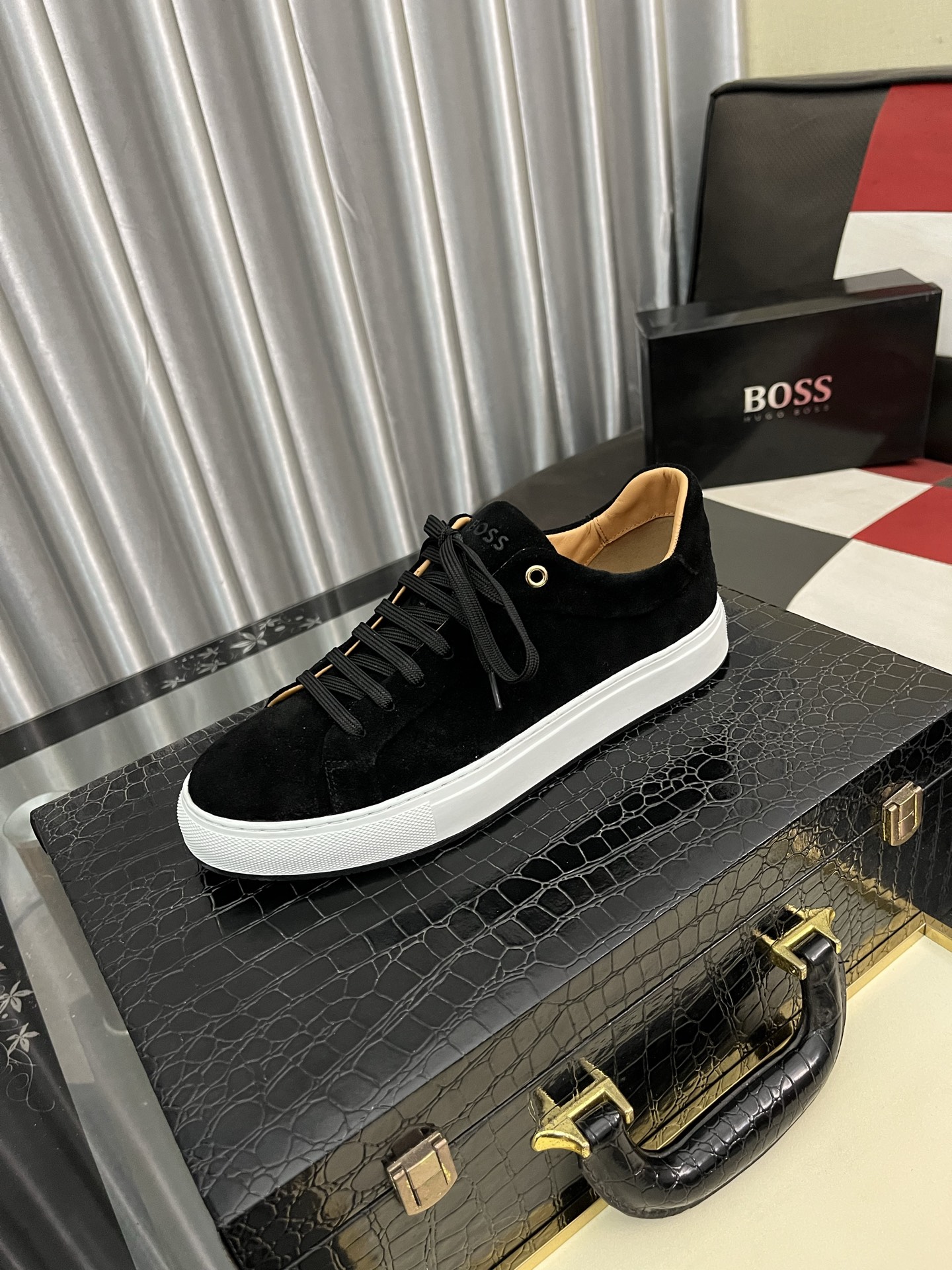 NO:277252,【BOOS】The original single-quality upper of men's casual shoes is imported calfskin, which is super breathable and comfortable, fine workmanship, high-end and atmospheric. It has a fashionable and classic shape. It has a foam transparent and wear-resistant sole, which is comfortable to wear, and deserves to have it. The number of sizes 38-444 colors available, cowhide19860909【BOOS】男鞋休闲鞋原单品质鞋面采用进口小牛皮,超透气舒适内里做工精细,高端大气.有时尚典范造型.发泡透明耐磨大底,穿着舒适,值得拥有.码数38–444色可选,,cowhide,Men's shoes