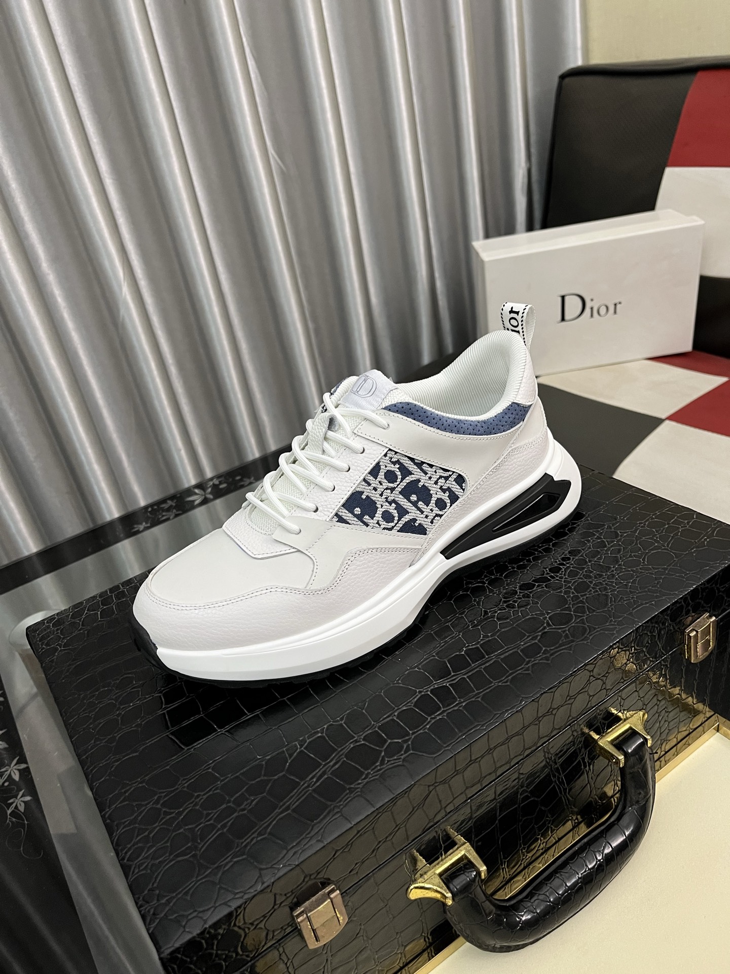 NO:277257,Dior, a must-have for casual shoes for men. Italian imported original brand, imported original leather, Yangli (refuse to remove and polish the feet) sole is specially supplied with original sole, French lazy style design, foot fitting on the original quality, super comfortable original sole. 38-443 colors available, dior19860909迪奥 ,休闲鞋潮男必备款 意大利进口原版品牌,进口原版皮,羊里（拒绝脱色磨脚）鞋底原厂特供原版底,法国懒人风格设计 贴脚 在贴原单品质 超舒服原版底 .码数38-443色可选,,dior,Men's shoes