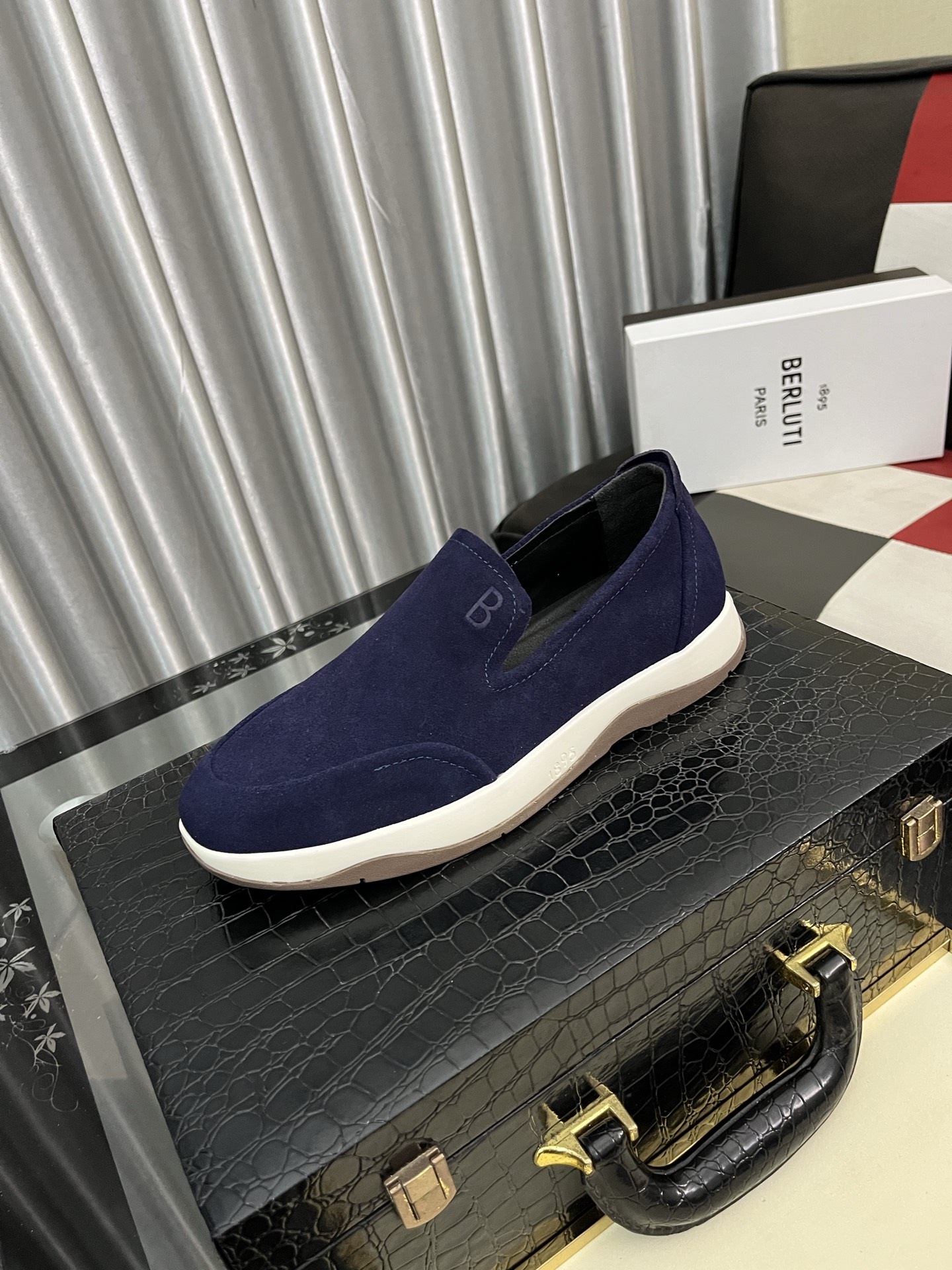 NO:277682,Berluti sports and casual shoes This low-top sports shoe is made of imported cowhide, sheepskin inner lining, rubber outsole. Size 38-464 colors available, sneakers, cowhide, sheepskin19860909Berluti布鲁提运动休闲鞋 本款低帮运动鞋面料选用进口牛皮拼接,羊皮内里,橡胶大底. 码数38-464色可选,,sneakers,cowhide,sheepskin,Men's shoes