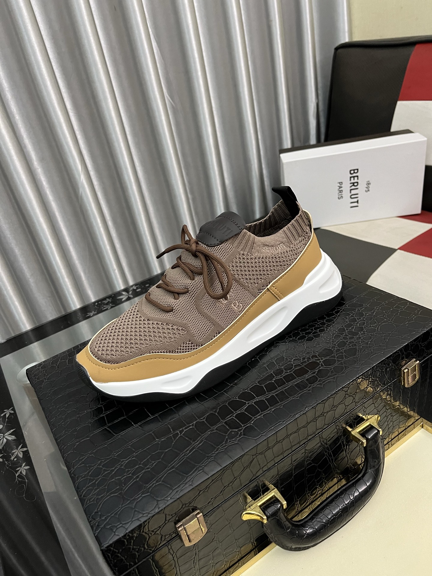 NO:277688,Berluti sports and casual shoes This low-top sports shoe is made of imported cowhide, sheepskin inner lining, rubber outsole. Size 38-46,,sneakers,cowhide,sheepskin19860909Berluti布鲁提运动休闲鞋 本款低帮运动鞋面料选用进口牛皮拼接,羊皮内里,橡胶大底. 码数38-46,,sneakers,cowhide,sheepskin,Men's shoes