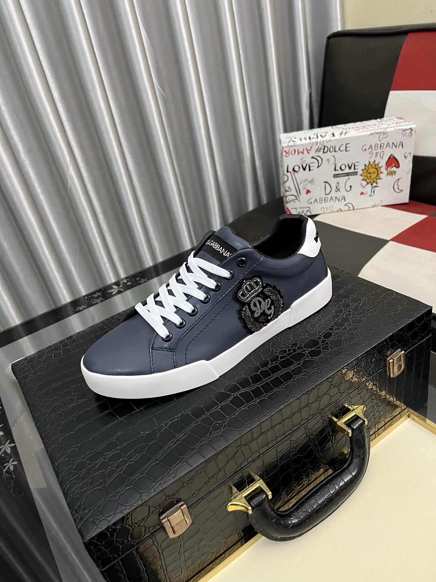 NO:277694,[Dg~] Couple casual shoes are available at the same time in 2025z cabinet. Size: 35-44# 1 color upper is made of multi-material spliced ​​mesh inner lining, comfortable and breathable, original sole is comfortable and wear-resistant, real-life shooting is even better, Dolce & Gabbana19860909【Dg～】情侣装休闲鞋 2025z柜同步发售 码数:35-44# 1个颜色鞋面选用多材质拼接网布内里,舒适透气,鞋底原版舒适耐磨大底,实物拍摄实物更赞,,Dolce&Gabbana,Men's shoes