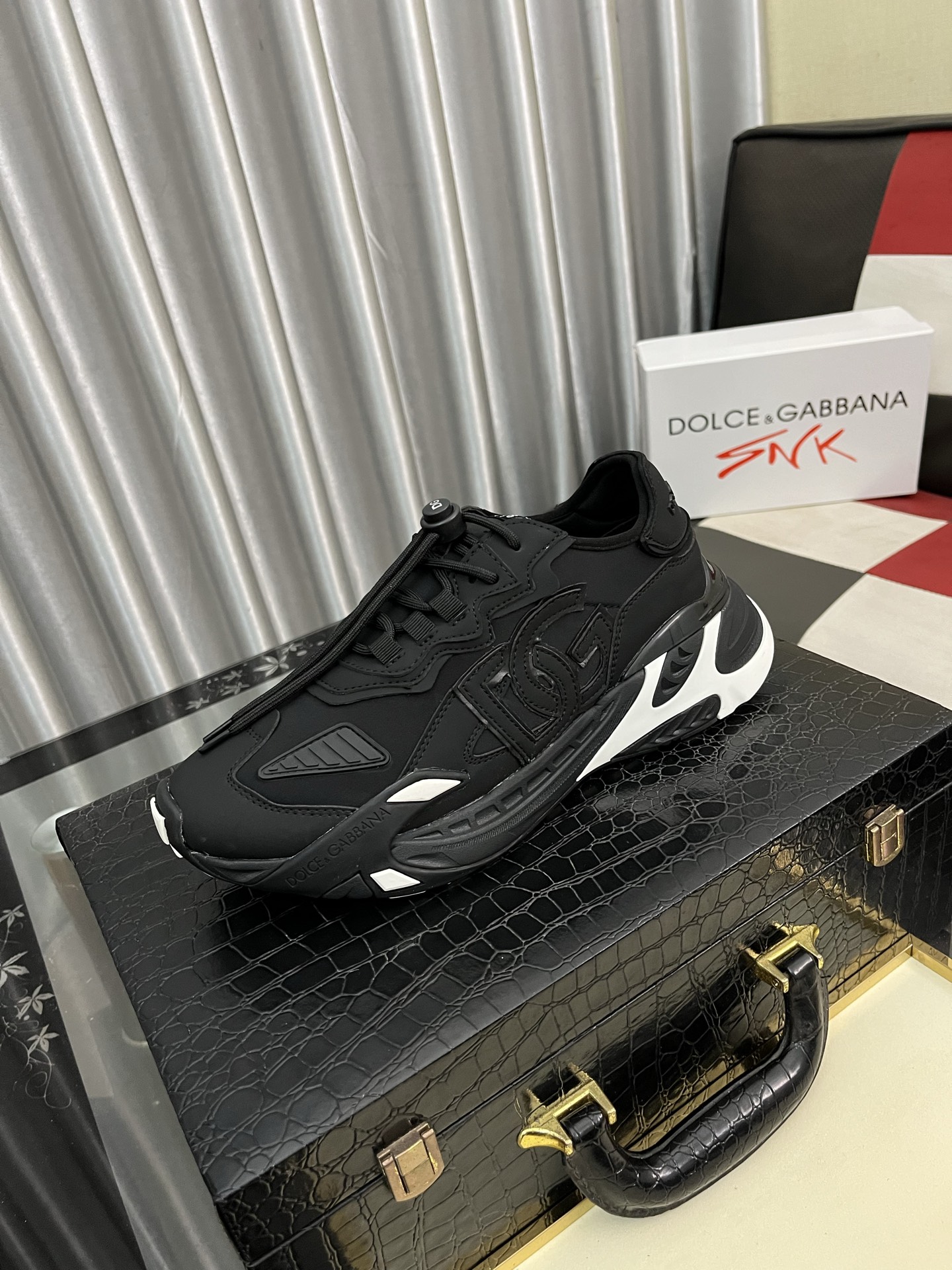 NO:277699,[Dg~] Couple casual shoes are available at the same time in 2025z cabinet. Size: 35-44# 5 color uppers are made of multi-material spliced ​​mesh fabric inner lining, comfortable and breathable, original sole is comfortable and wear-resistant, real-life shooting is even better, Dolce & Gabbana19860909【Dg～】情侣装休闲鞋 2025z柜同步发售 码数:35-44# 5个颜色鞋面选用多材质拼接网布内里,舒适透气,鞋底原版舒适耐磨大底,实物拍摄实物更赞,,Dolce&Gabbana,Men's shoes