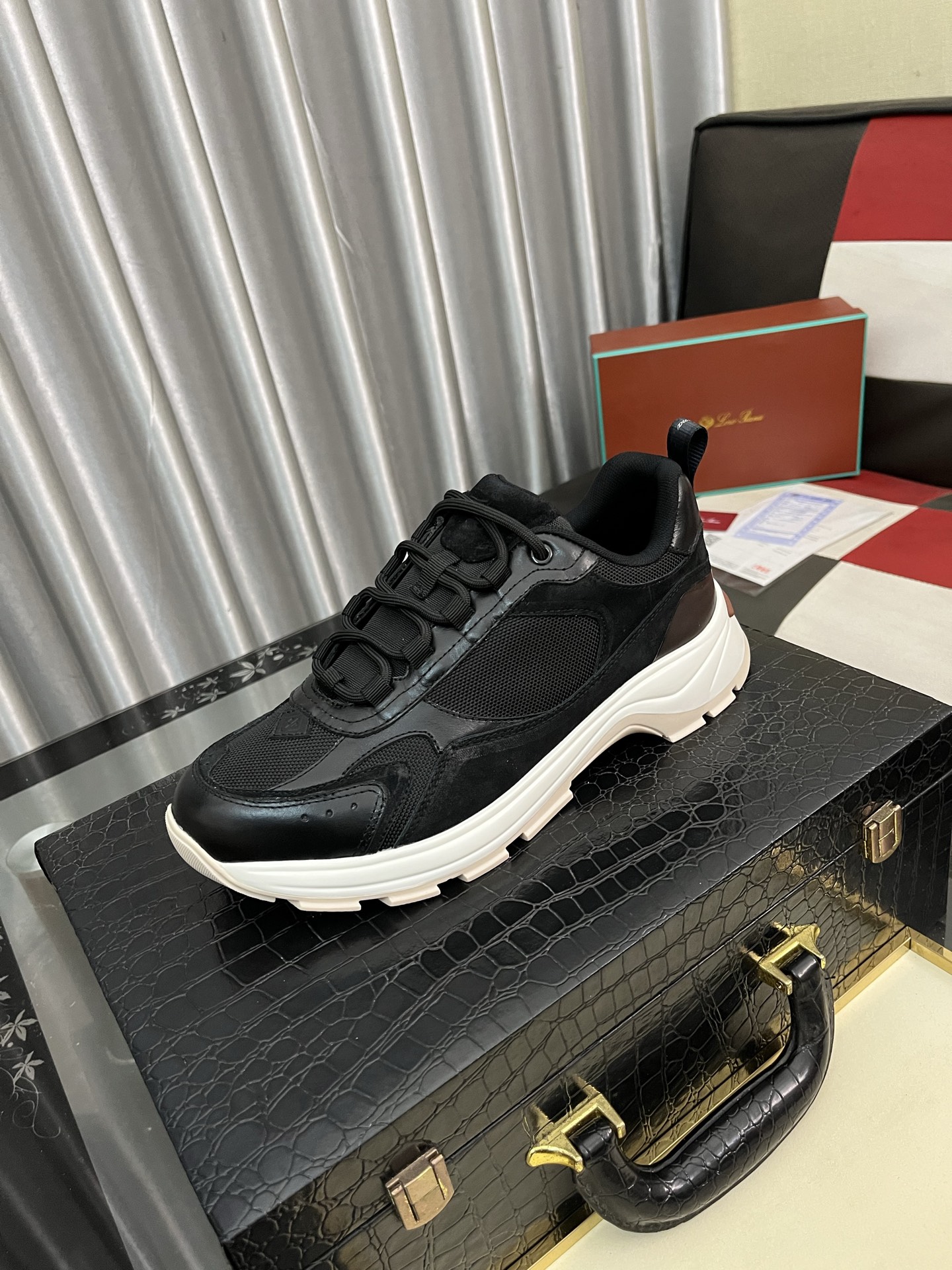 NO:277704,Loro Piana's classic hit lp top version of Pili casual shoes. It turns out that this is the legendary casual shoes that will not be tired even if you walk 20,000 steps. This pair of casual shoes are grasped by the appearance and feel of the feet. Once you walk on your feet, you will be completely lost. The minimalist design is eye-catching and attractive, and the outfit is a plus for the outfit. The soft foot feel is outstanding, and it will be nice to match it with soft and glutinous soles. It is not tiring to wear it for a long time. Who can refuse a pair of versatile and beautiful loafers?  It’s simply too elegant, and you have both the feel and texture of your feet. The key is to make your legs look longer and not tired. The main one is just right!  Material original cowhide, inner li original sheepskin, outsole original sole, size 38-44, loro piana, loro piana, loafers, cowhide, sheepskin19860909Loro Piana经典爆款lp顶级版本皮里休闲鞋 原来这就是传说走两万步都不会累脚的休闲鞋这双把颜值和脚感都拿捏住了,上脚一走就会被彻底沦陷～极简的设计吸睛耐看,穿搭加分项呀 软乎乎的脚感质感出众,不会磨脚就很nice搭配软软糯糯的鞋底,日常通行久穿不累哦 谁能拒绝得了一双百搭又好看的乐福鞋呢？简直不要太气质,脚感和质感都拿捏,关键是显腿长不累脚,主打的就是一个刚刚好！ 材质原版牛皮 内里原版羊皮 大底原版鞋底 码数38-44,,loro piana,loro piana,loafers,cowhide,sheepskin,Men's shoes
