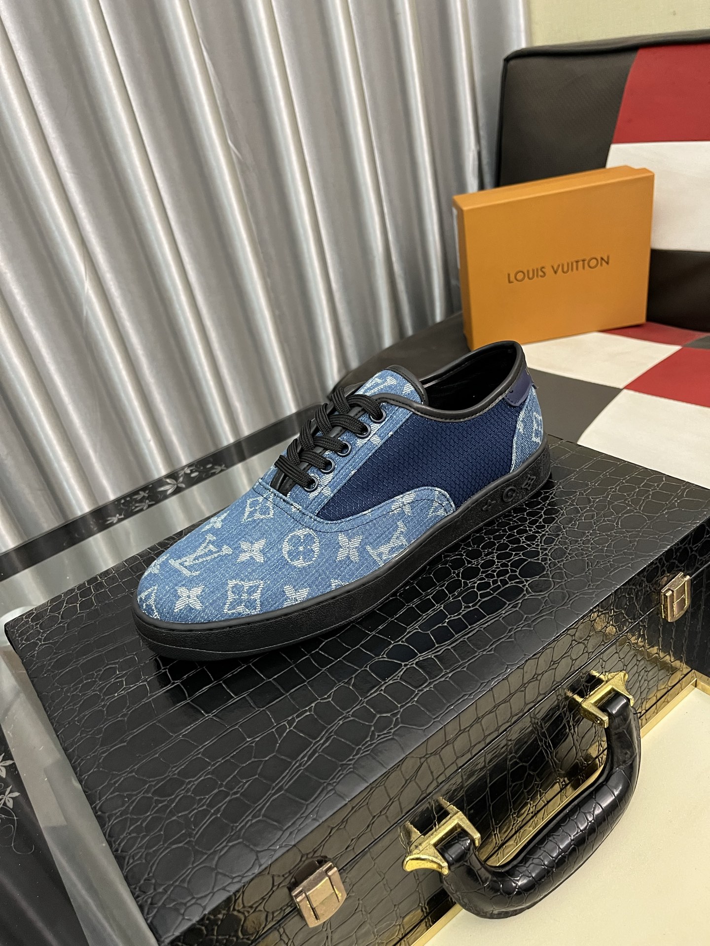 Louis Vuitton Men's Denim Casual Sneakers Designer Luxury Shoes 2 i1744650400017 9104 0 0