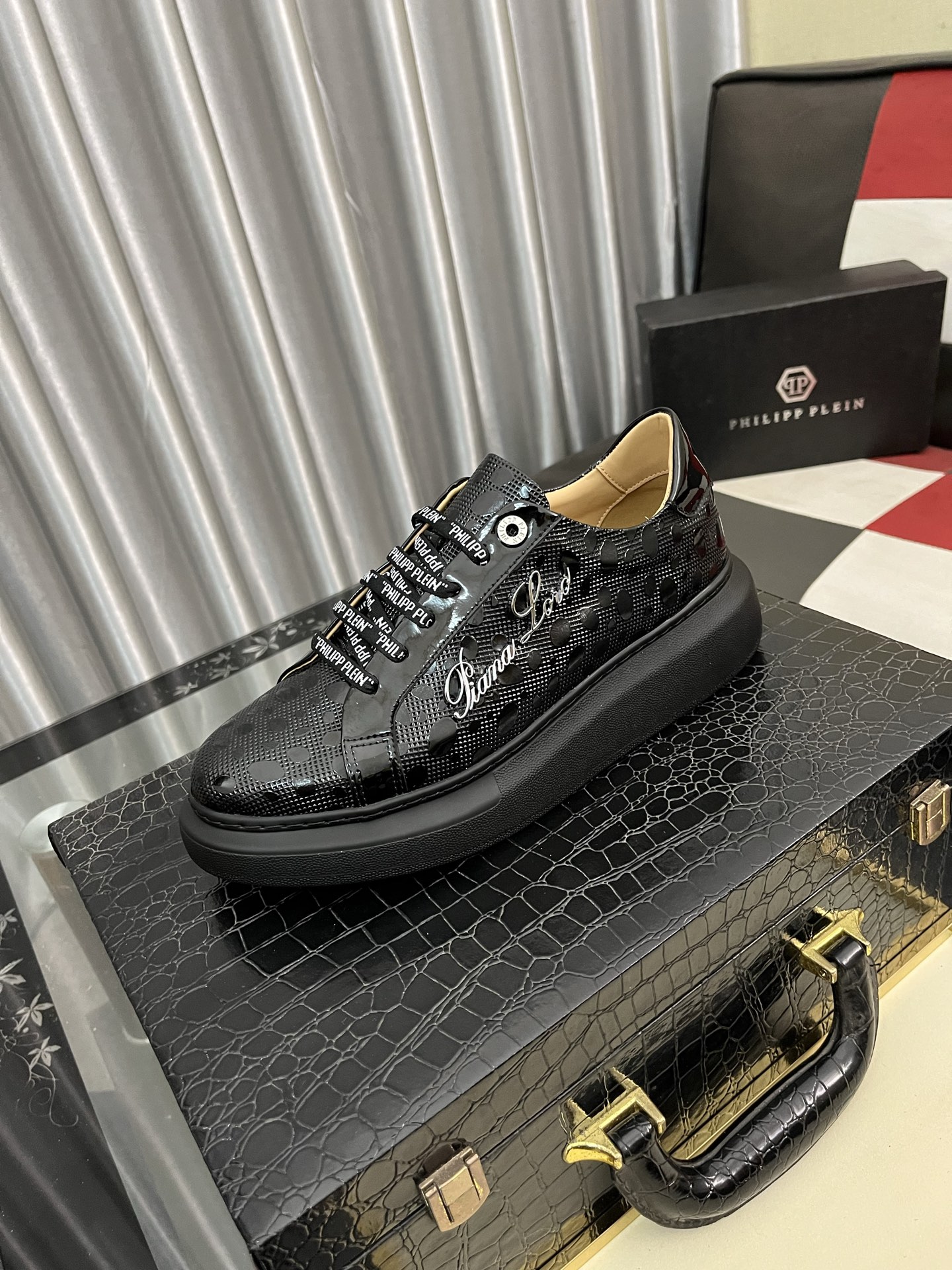 NO:278260,PHILIPP PLEIN-Philipp PLEIN Trendy Men's Series Casual Shoes are designed with a streamlined design on the basis of classics. This is carefully crafted with cowhide and hardware accessories. It has a distinct layering, increasing fashion index and is super durable. Size38-444 colors available, PHILIPP PLEIN, cowhide, sheepskin19860909PHILIPP PLEIN-菲利普普来因 普来因潮流男士系列休闲鞋在经典的基础上采用流线型设计这款采用牛皮搭配五金配件羊皮内里精心制作,层次鲜明,增加时尚指数,超耐看. Size38-444色可选,,PHILIPP PLEIN,cowhide,sheepskin,Men's shoes