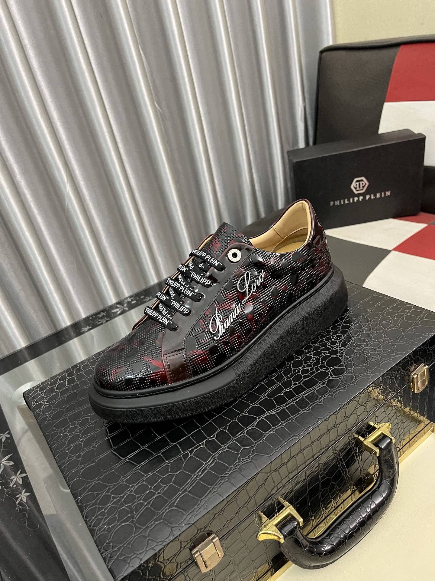 NO:278264,PHILIPP PLEIN-Philipp PLEIN Trendy Men's Series Casual Shoes are designed with a classic style. This style is carefully crafted with cowhide and hardware accessories. It has distinct layers and increases fashion index and is super durable. Size38-445 colors available, PHILIPP PLEIN, cowhide, sheepskin19860909PHILIPP PLEIN-菲利普普来因 普来因潮流男士系列休闲鞋在经典的基础上采用流线型设计这款采用牛皮搭配五金配件羊皮内里精心制作,层次鲜明,增加时尚指数,超耐看. Size38-445色可选,,PHILIPP PLEIN,cowhide,sheepskin,Men's shoes