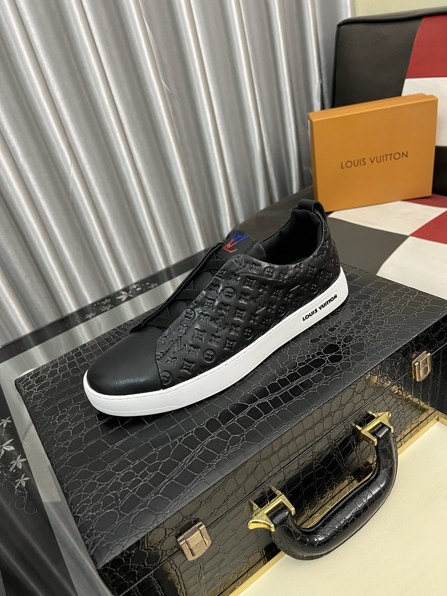 NO:278434,【Lv～】Men's casual shoes 2025z cabinets are available simultaneously. Size: 38-44# 3 color uppers are made of cowhide spliced ​​mesh, comfortable and breathable, original sole is comfortable and wear-resistant, real-life shooting is even more beautiful, louis vuitton, cowhide19860909【Lv～】男士休闲鞋 2025z柜同步发售 码数:38-44# 3个颜色鞋面选用牛皮拼接网布内里,舒适透气,鞋底原版舒适耐磨大底,实物拍摄实物更赞,,louis vuitton,cowhide,Men's shoes