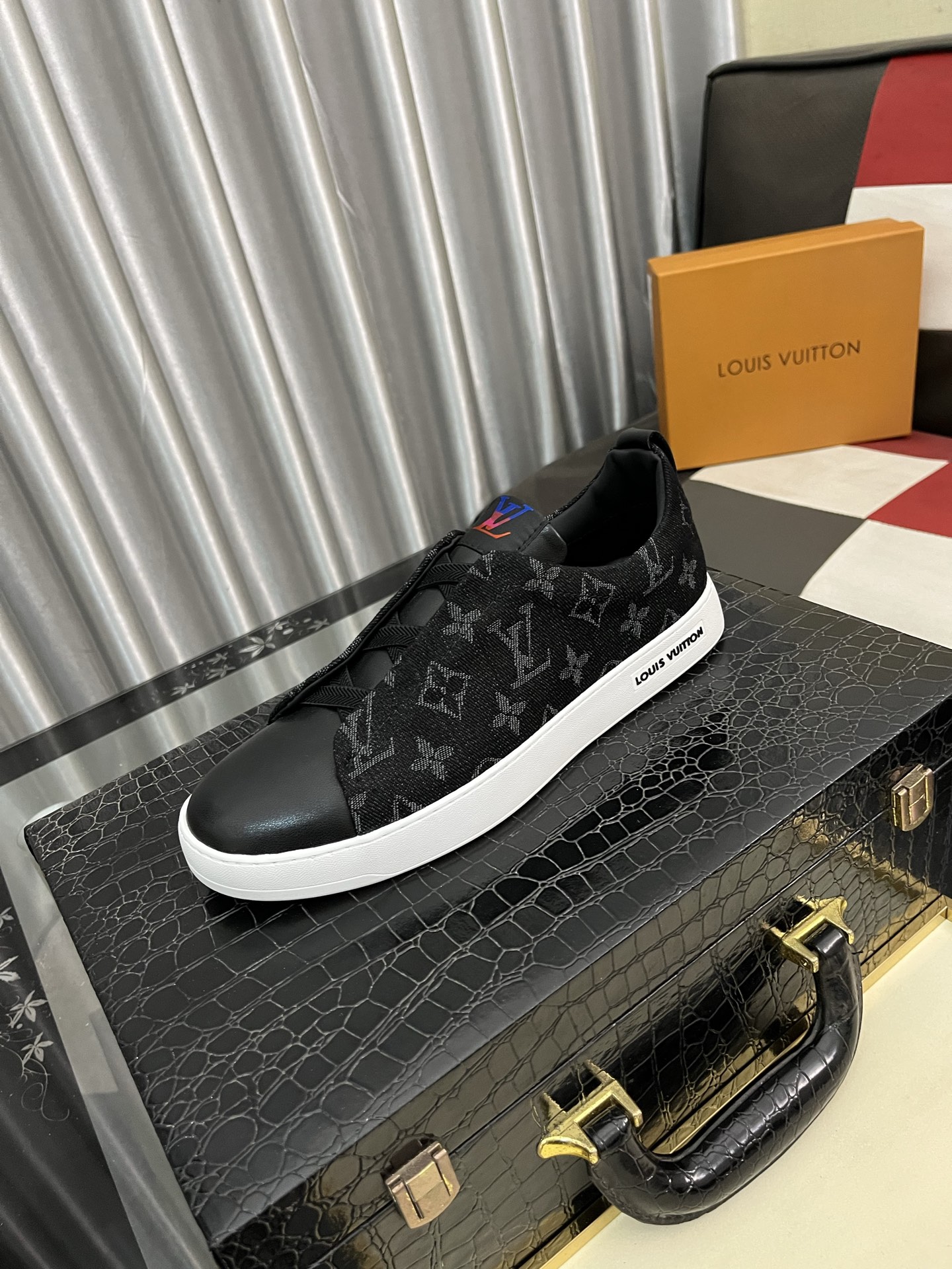 NO:278429,【Lv～】Men's casual shoes 2025z cabinets are available simultaneously. Size: 38-44# 2 color uppers are made of cowhide spliced ​​mesh, comfortable and breathable, original sole is comfortable and wear-resistant, real-life shooting is even more beautiful, louis vuitton, cowhide19860909【Lv～】男士休闲鞋 2025z柜同步发售 码数:38-44# 2个颜色鞋面选用牛皮拼接网布内里,舒适透气,鞋底原版舒适耐磨大底,实物拍摄实物更赞,,louis vuitton,cowhide,Men's shoes