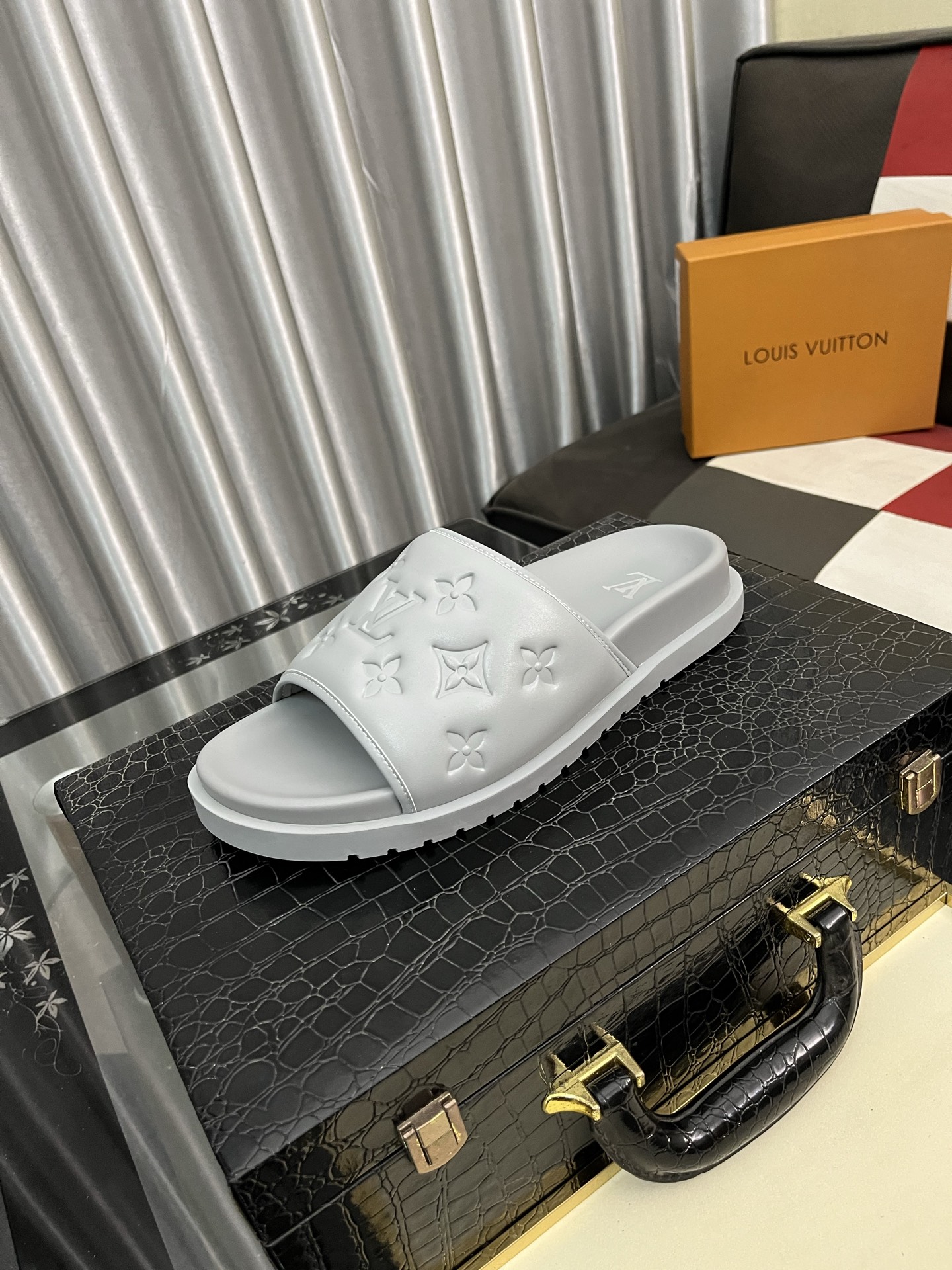 NO:278650,LV men's spring and summer slippers counter synchronous upper imported cowhide, logo graphics, high-quality craftsmanship, original sole, exclusive movable molding sole is super comfortable, original order goods, high quality, can enter and exit the counter at will, welcome to compare, size 38-44,,louis vuitton, slippers, cowhide19860909LV 男士春夏拖鞋专柜同步 鞋面意大利进口牛皮搭,标志图形高品质工艺,鞋底原厂特供原版底,独家活动成型底超级舒适,原厂跟单货,高品质,可随意进出专柜,欢迎对比,码数38-44,,louis vuitton,slippers,cowhide,Men's shoes