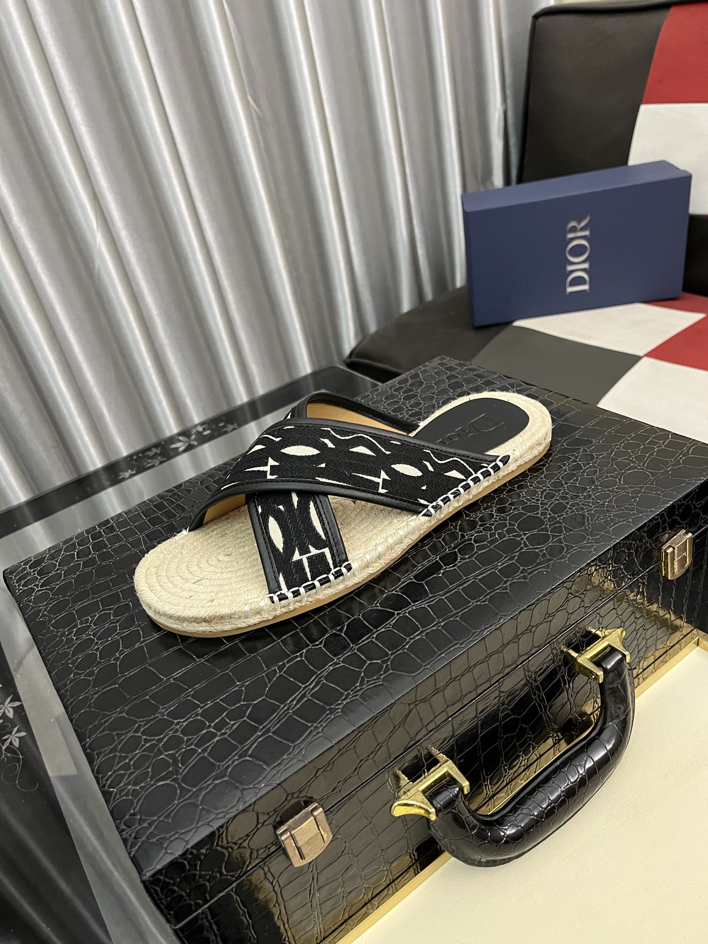 NO:278625,Dior new classic model. Purchase level quality foreign counter popular thick-soled slippers. The upper inner part is original customized material, sole original mold opening 1.1 size 38-445 colors available, dior, dior, slippers19860909Dior迪奥新品经典款.代购级别品质国外专柜爆款厚底拖鞋 鞋面内里原版定制材料,鞋底原版开模1.1码数38-445色可选,,dior,dior,slippers,Men's shoes