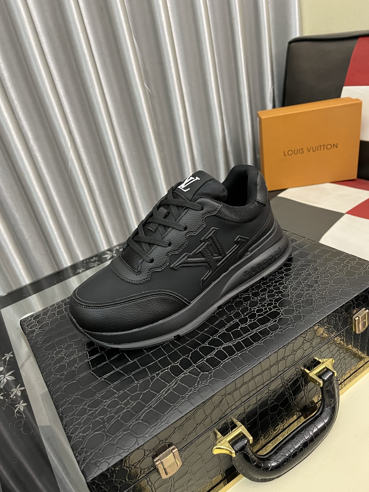 NO:347007,【Lv～】Men's casual shoes 2025z cabinets are available simultaneously. Size: 38-44# 2 colors uppers are made of multi-material spliced ​​leather inner lining, comfortable and breathable, original sole comfortable and wear-resistant sole, real-life shooting is even more beautiful, louis vuitton19860909【Lv～】男士休闲鞋 2025z柜同步发售 码数:38-44# 2个颜色鞋面选用多材质拼接真皮内里,舒适透气,鞋底原版舒适耐磨大底,实物拍摄实物更赞,,louis vuitton,Men's shoes