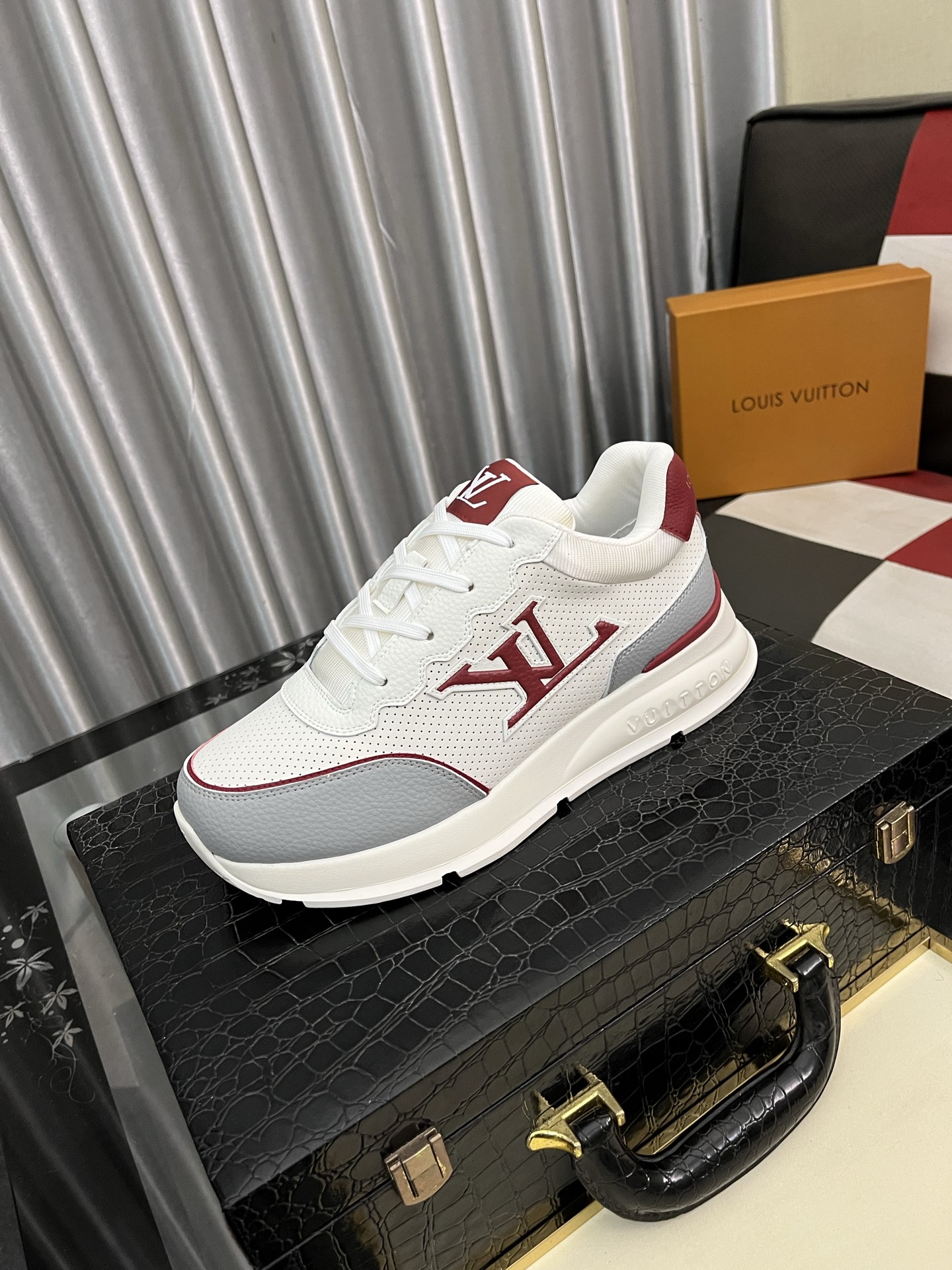 NO:347024,【Lv～】Men's casual shoes 2025z cabinets are available simultaneously. Size: 38-44# 4 color uppers are made of multi-material spliced ​​leather inner lining, comfortable and breathable, original sole is comfortable and wear-resistant, real-life shooting is even more beautiful, louis vuitton19860909【Lv～】男士休闲鞋 2025z柜同步发售 码数:38-44# 4个颜色鞋面选用多材质拼接真皮内里,舒适透气,鞋底原版舒适耐磨大底,实物拍摄实物更赞,,louis vuitton,Men's shoes