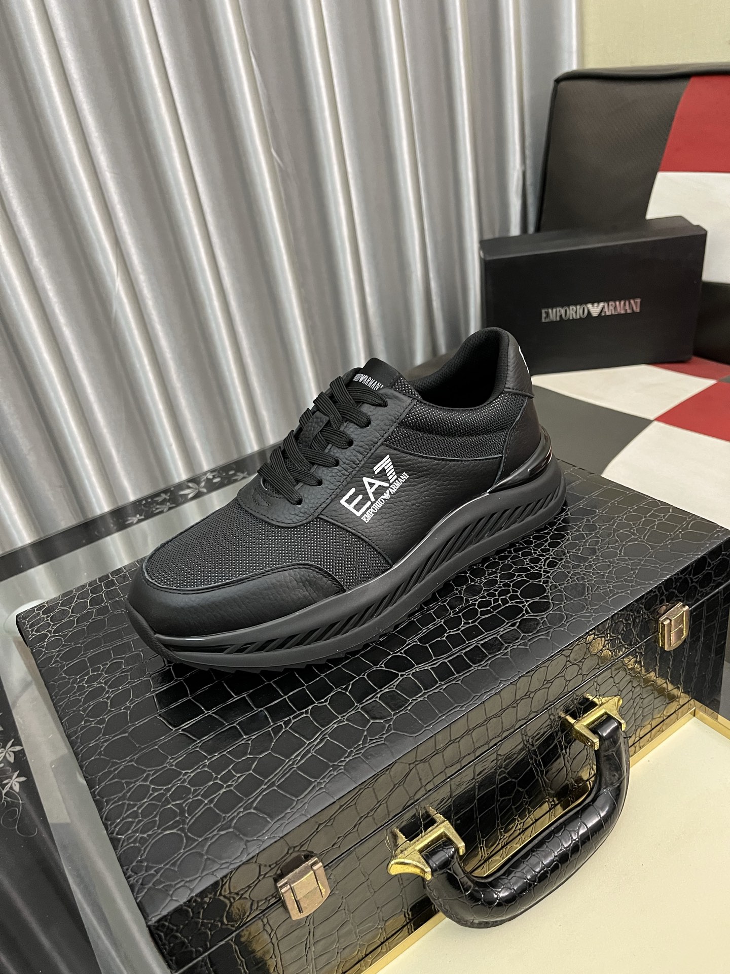 NO:278820,【Armani】Armani’s new fashionable men’s sneakers are carefully created to create an international brand. This casual shoe combines high-quality fabrics and exquisite craftsmanship. The upper is made of original breathable flying weaving!  Breathable inner sheepskin foot pad. The footing effect is handsome and stylish, with a lightweight TPU bottom, and the foot feels light and comfortable!  Fine workmanship, worth having Size38-442 colors available, Armani, Armani, Sneakers, Sheepskin19860909【Armani】阿玛尼新款时尚男士运动鞋精心打造国际品牌 此款休闲鞋集优质面料与精湛工艺于一身,鞋面选用原版透气飞织制成！透气内里羊皮垫脚.上脚效果帅气有型,轻质TPU大底,脚感轻便舒适！做工精细,值得拥有 Size38-442色可选,,armani,armani,sneakers,sheepskin,Men's shoes