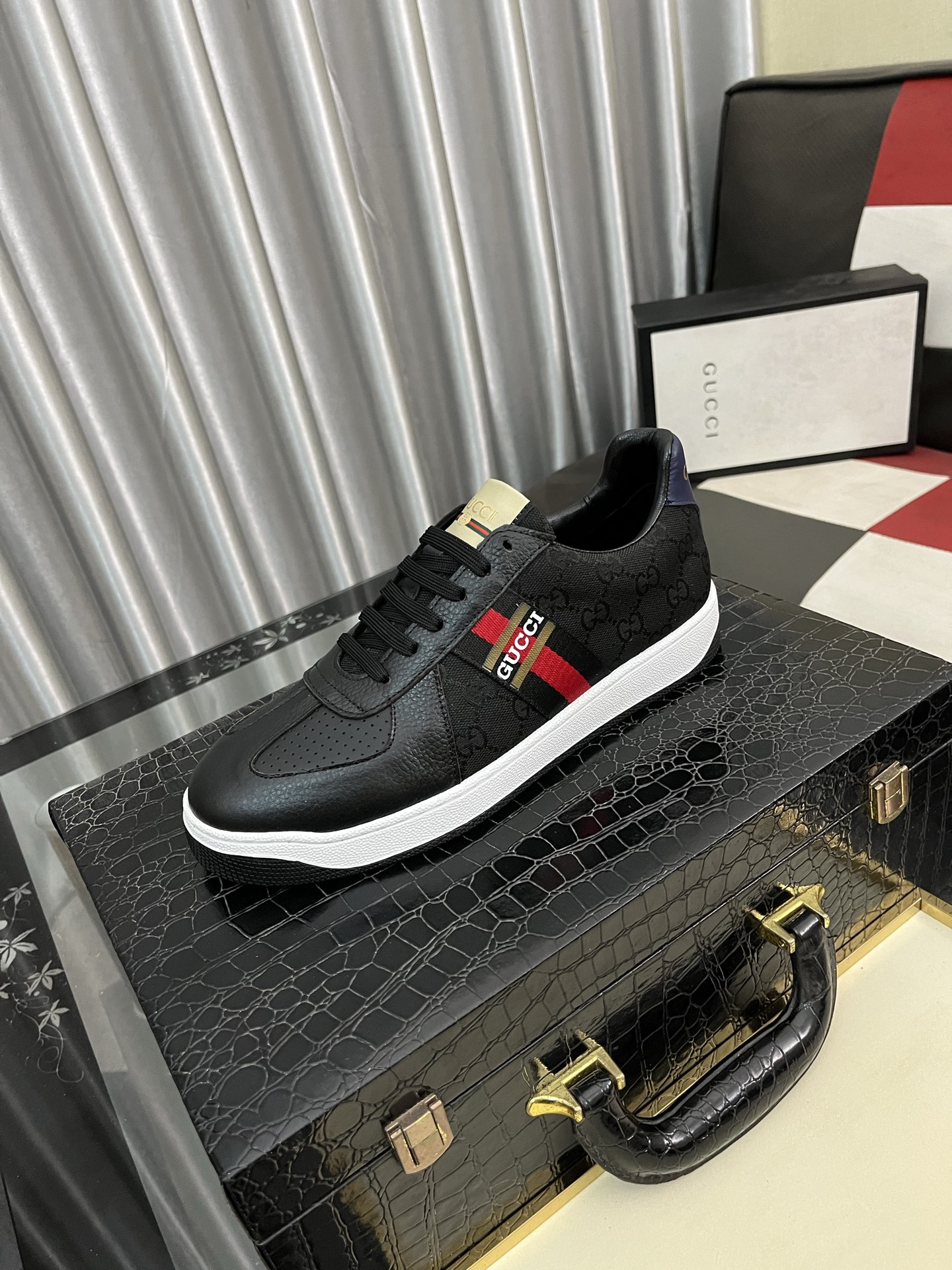 NO:278823,Guqi~Unique modern style sneakers. Casual Love original leather Zhuli (refuse to remove color and polish the feet) soles are originally specially supplied with original soles, super cool, lace-up and walking style design, super comfortable and wear-resistant original soles. Just like the real thing is more beautiful, 38-444 colors available, loafers, sneakers19860909古奇～独特现代风运动鞋.休闲乐福原版皮 猪里（拒绝脱色磨脚）鞋底原厂特供原版底,超酷 系带走路都带风风格设计 超舒服耐磨原版底 .就好像实物拍摄实物更赞 码数38-444色可选,,loafers,sneakers,Men's shoes