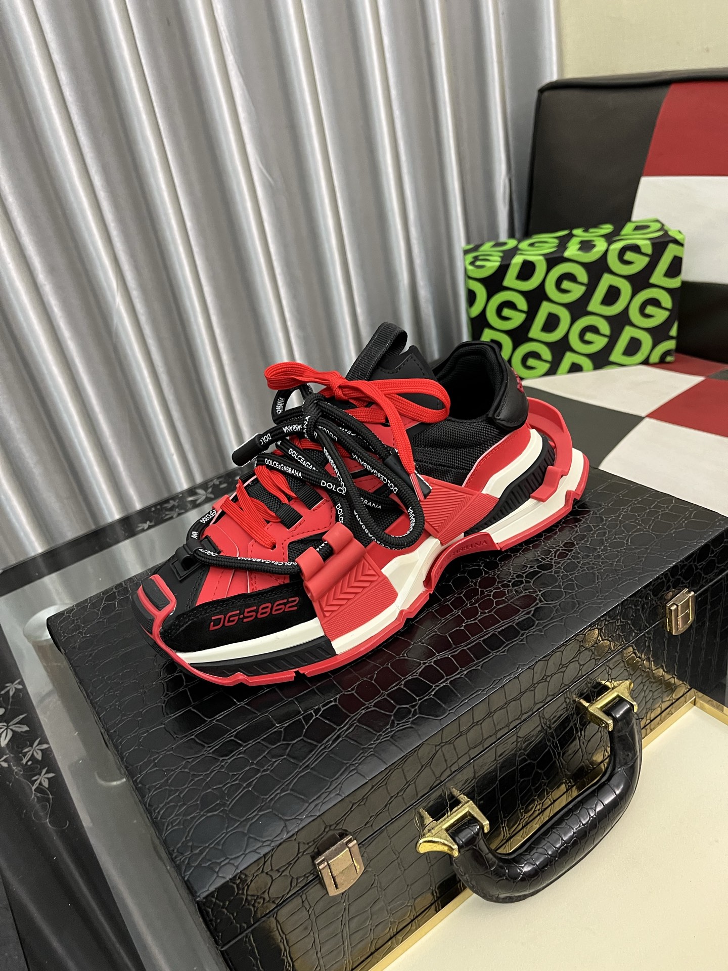 NO:279110,[DG~] Couple casual shoes are available at the same time in 2025z cabinet. Size: 35-46# 1 color upper is made of multi-material spliced ​​mesh inner lining, comfortable and breathable, original sole is comfortable and wear-resistant, real-life shooting is even better, Dolce & Gabbana19860909【DG～】情侣装休闲鞋 2025z柜同步发售 码数:35-46# 1个颜色鞋面选用多材质拼接网布内里,舒适透气,鞋底原版舒适耐磨大底,实物拍摄实物更赞,,Dolce&Gabbana,Men's shoes