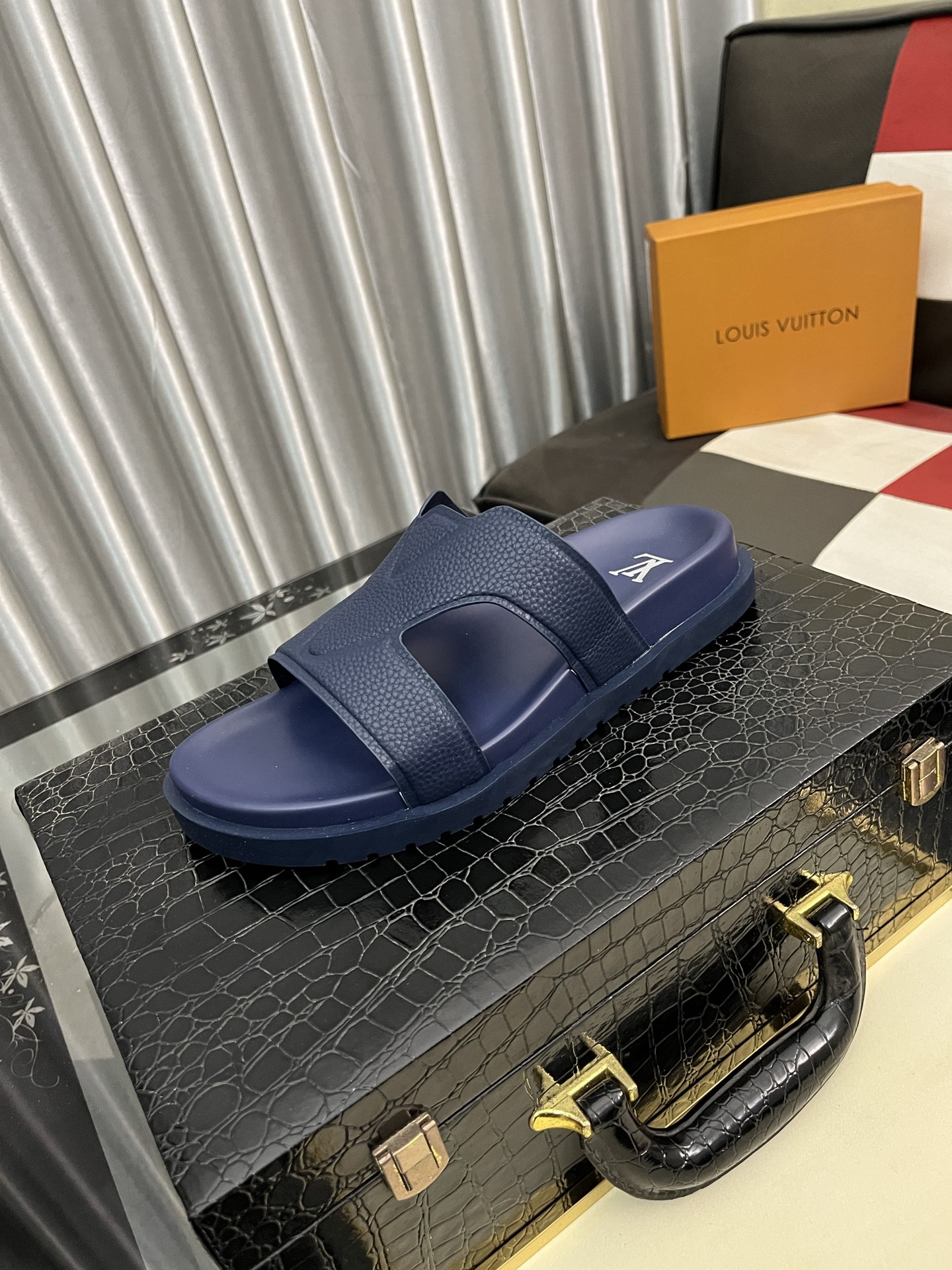 NO:279477,# Louis Vuitton Bread Drag Another hit latest LV is the peak of the super popular presbyterian slippers. The foot feel of soft and comfortable. The Velcro design is wide and can make your feet look thin and beautiful. The favorite in summer. This design is so fashionable. The cool style can also be matched!  !  SIZE38-44, louis vuitton,louis vuitton,slippers19860909# 路易威登面包拖 又一爆款最新 LV一出即巅峰的超爆款的老花拖鞋面包的脚感 软绵绵的超舒服 魔术贴的设计宽宽的可以显的脚好瘦好好看 夏天最爱 这个设计太时尚了 酷酷的风格也可以搭配！！SIZE38-44,,louis vuitton,louis vuitton,slippers,Men's shoes