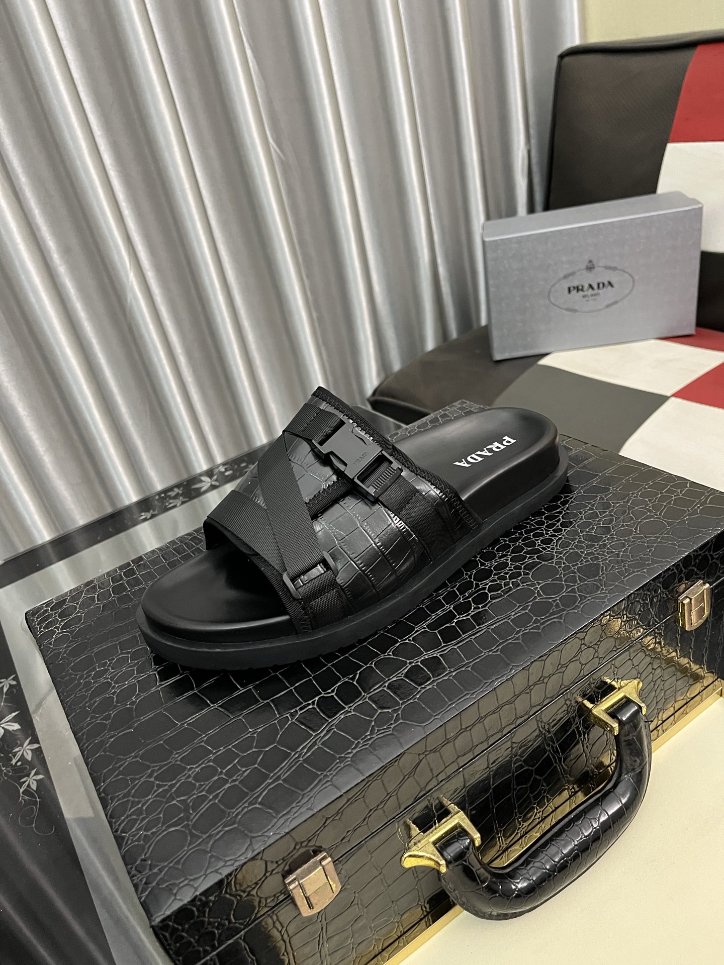 NO:279482,(PRADR-Prada) Luxury brand casual slippers, imported original sheepskin, sheep pattern inner high-end comfortable, original outsole light and wear-resistant!  Pure handmade, details determine quality!  38-44 3 colors available, prada, prada, slippers, sheepskin19860909（PRADR-普拉达）奢牌休闲拖鞋,进口原版羊皮,羊纹内里 高档舒适,原版大底轻盈耐磨！纯手工制作,细节决定品质！38-44 3色可选,,prada,prada,slippers,sheepskin,Men's shoes